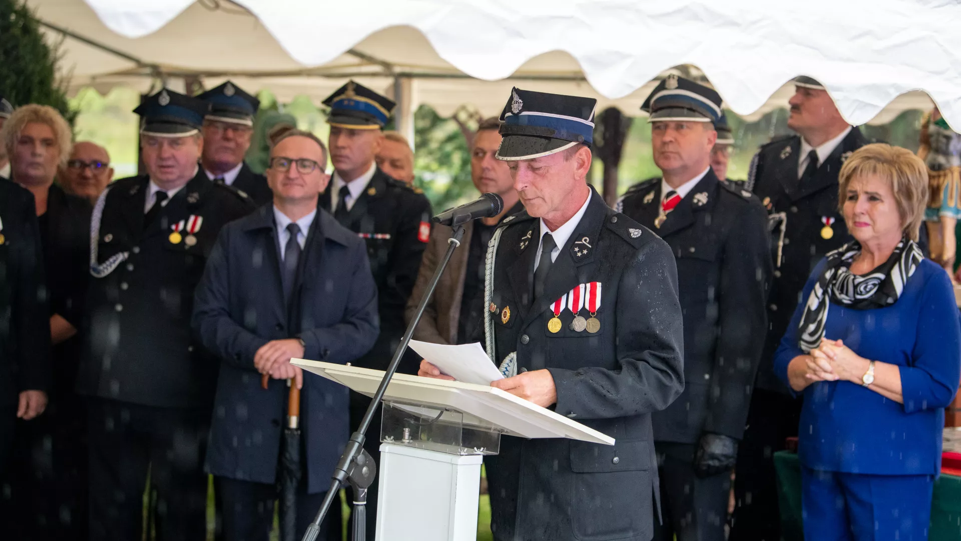 Prowadzący uroczystość i goście uroczystości