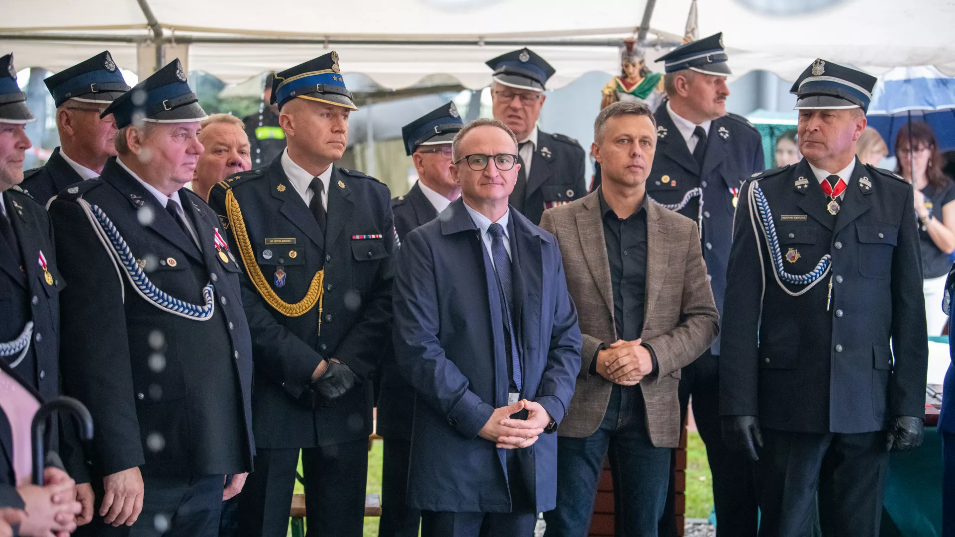 Goście uroczystości odbioru nowego samochodu dla OSP Szyszków