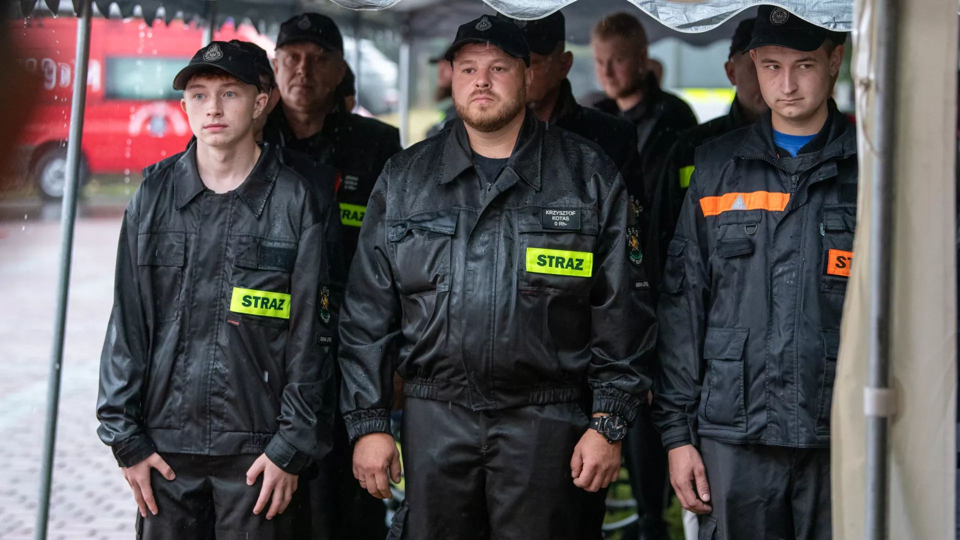 Strażacy podczas uroczystości przekazania samochodu dla OSP Szyszków