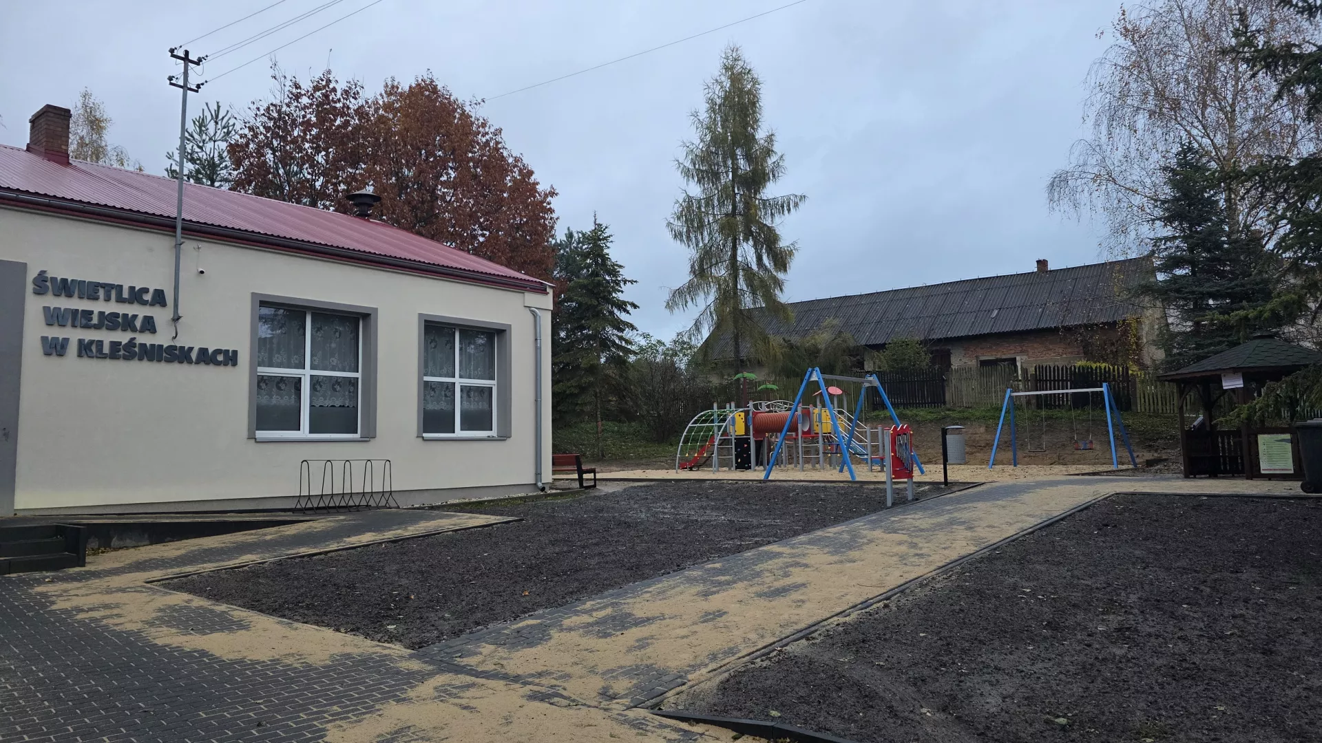 Modernizacja placu zabaw przy świetlicy wiejskiej w Kleśniskach