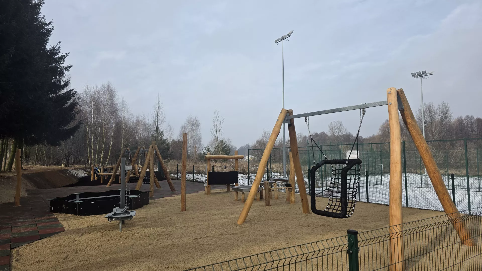 Zdjęcie przedstawia obiekt małej architektury na placu zabaw