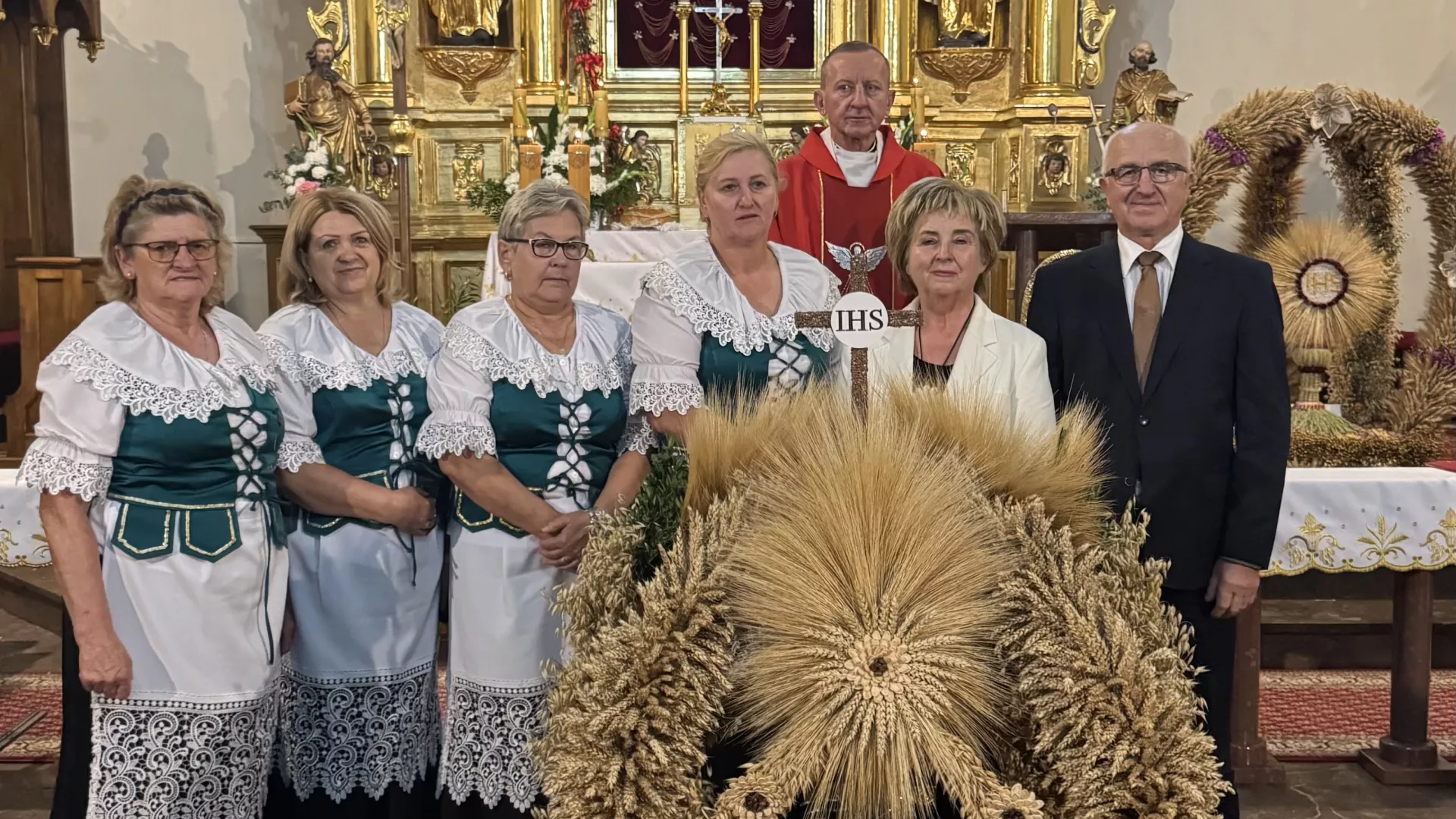Koło Gospodyń Wiejskich Wapiennik podczas dożynek gminno-parafialnych
