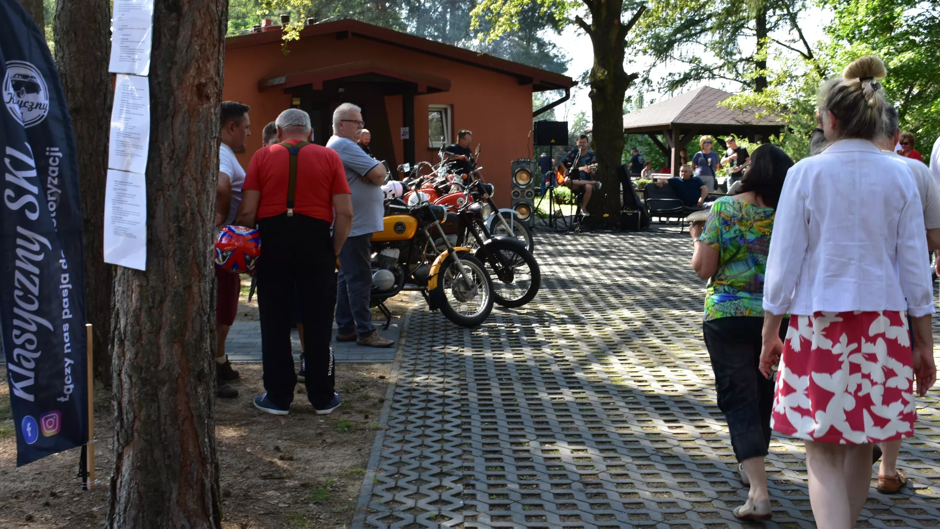 Uczestnicy zlotu WSK na placu w Troninach