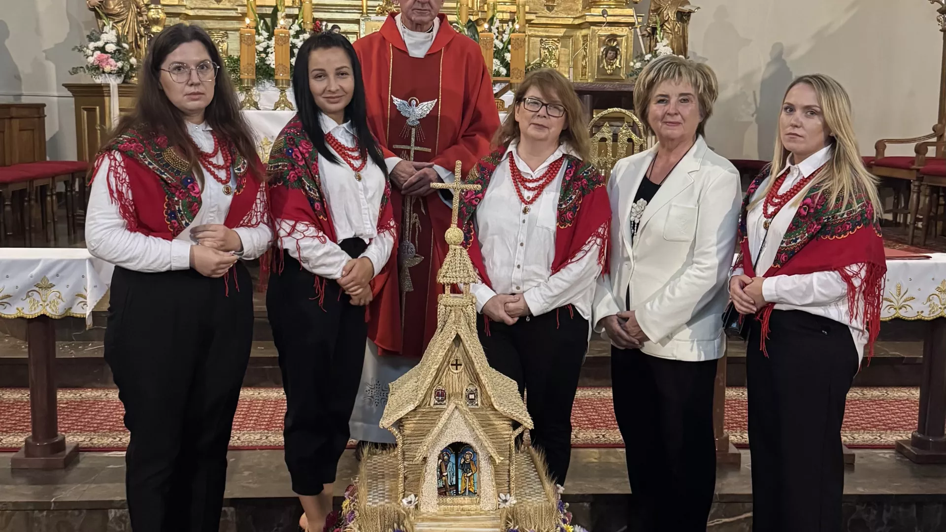 Koło Gospodyń Wiejskich Parzymiechy podczas dożynek gminno-parafialnych