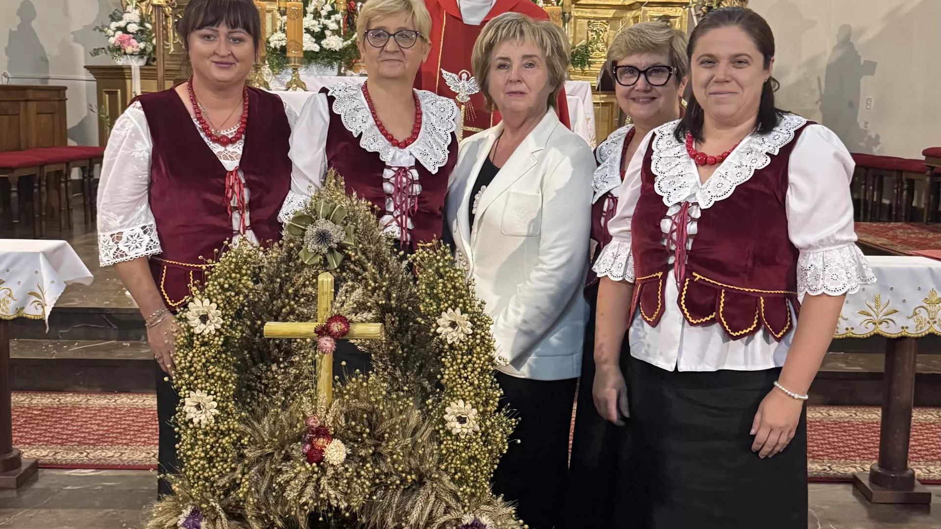 Koło Gospodyń Wiejskich Lipie podczas dożynek gminno-parafialnych
