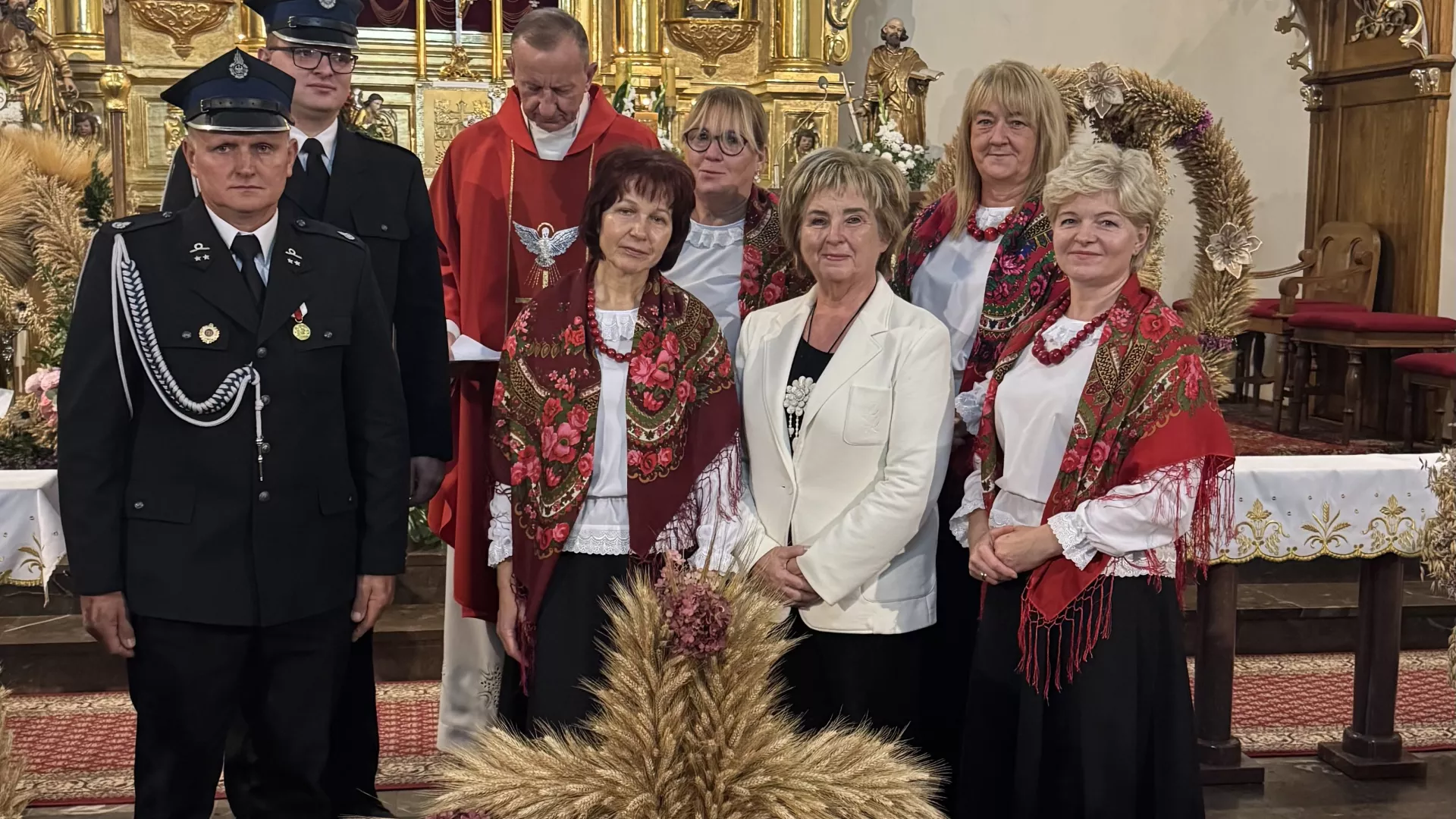 Koło Gospodyń Wiejskich Albertów podczas dożynek gminno-parafialnych