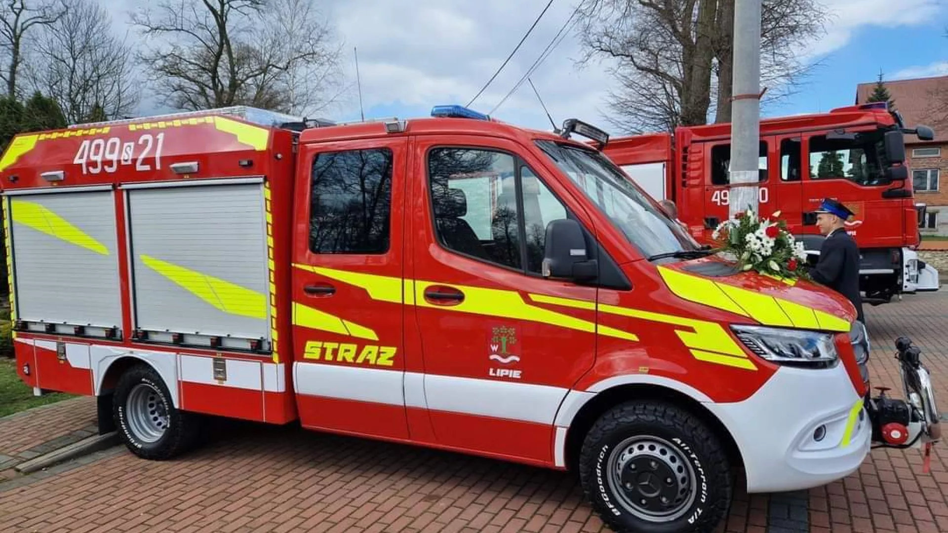 nowy lekki samochód strażacki 