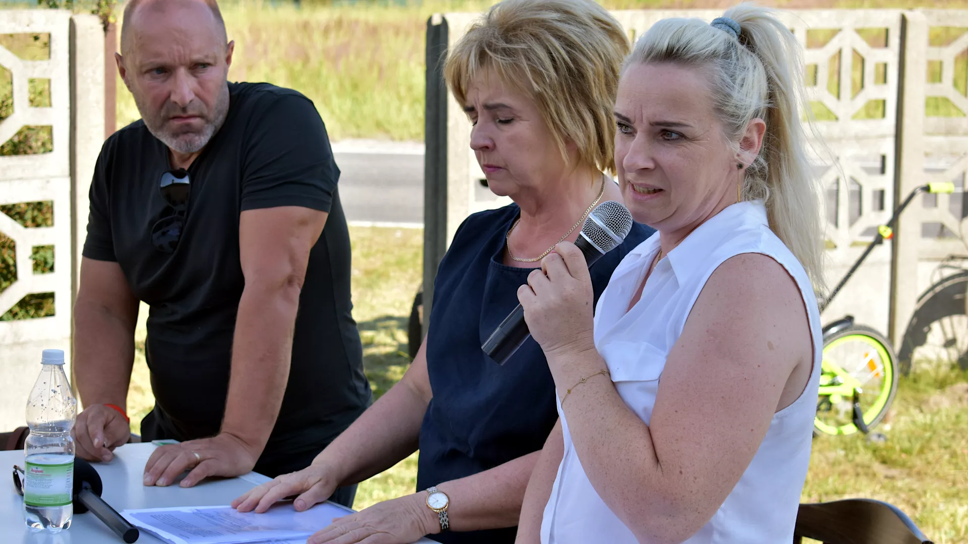 Sołtys Grabarzy omawia problem w obecności wójt gminy i jednego z przedsiębiorców.