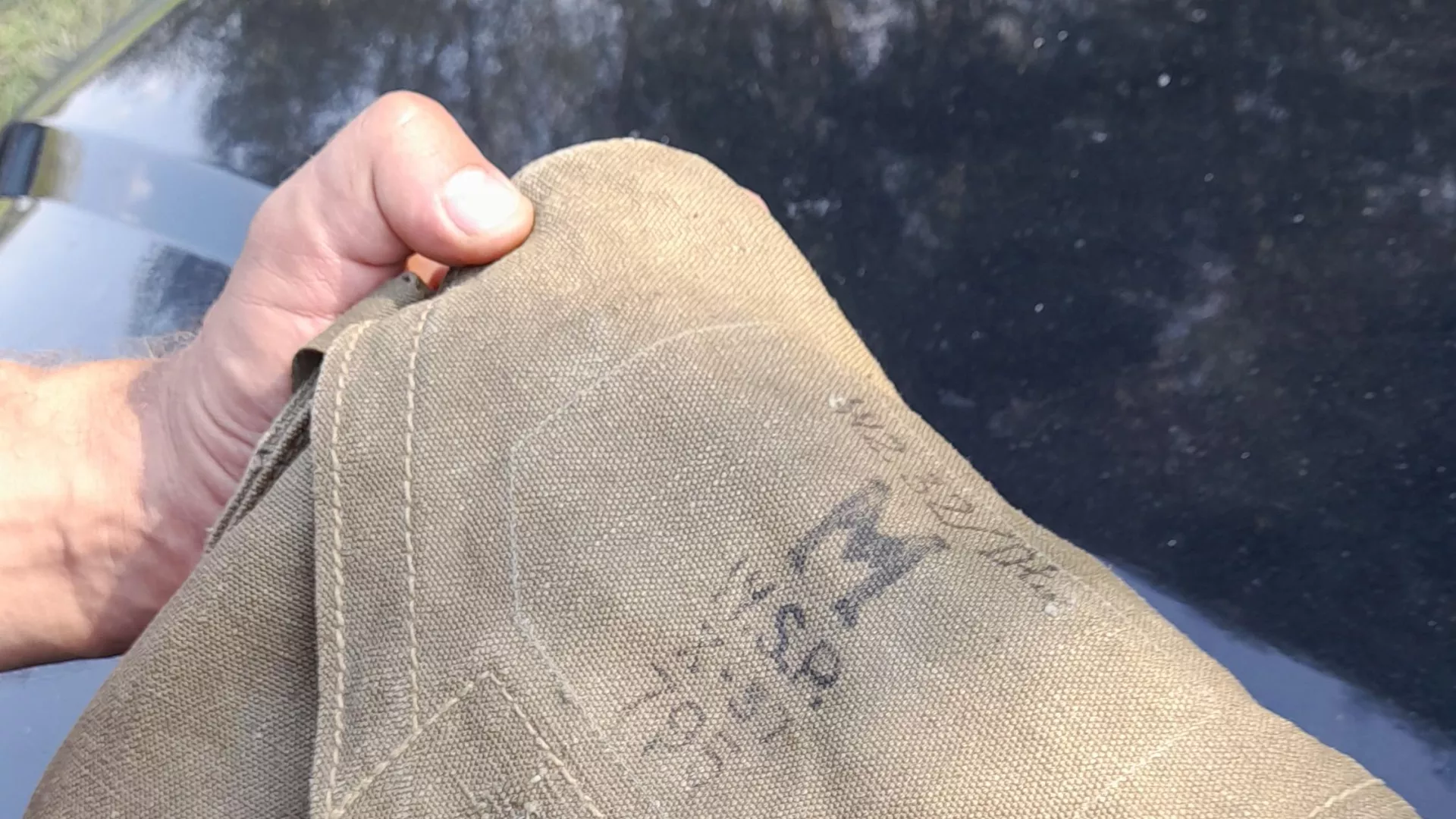 Torba zawierająca maskę wz.32 – taką samą, jaką wykopano w Parzymiechach.