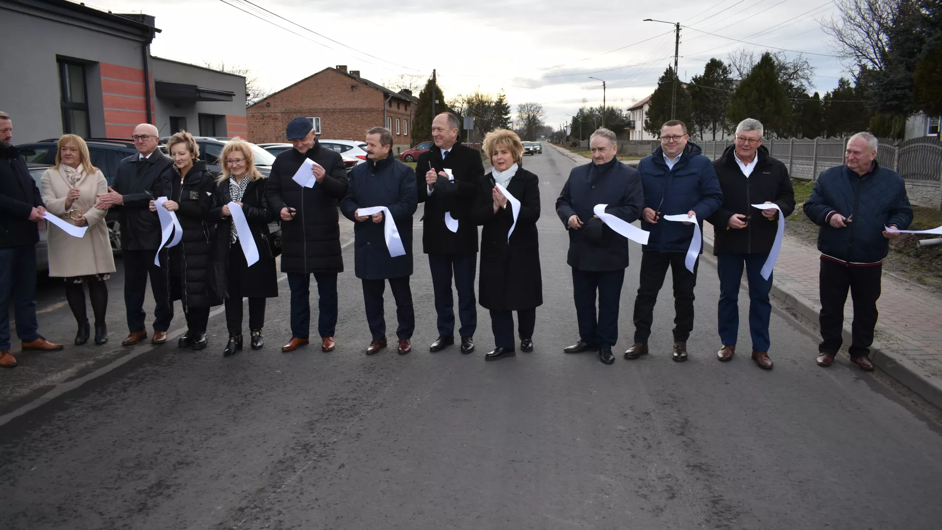 Ceremonia przecięcia wstęgi w Albertowie.