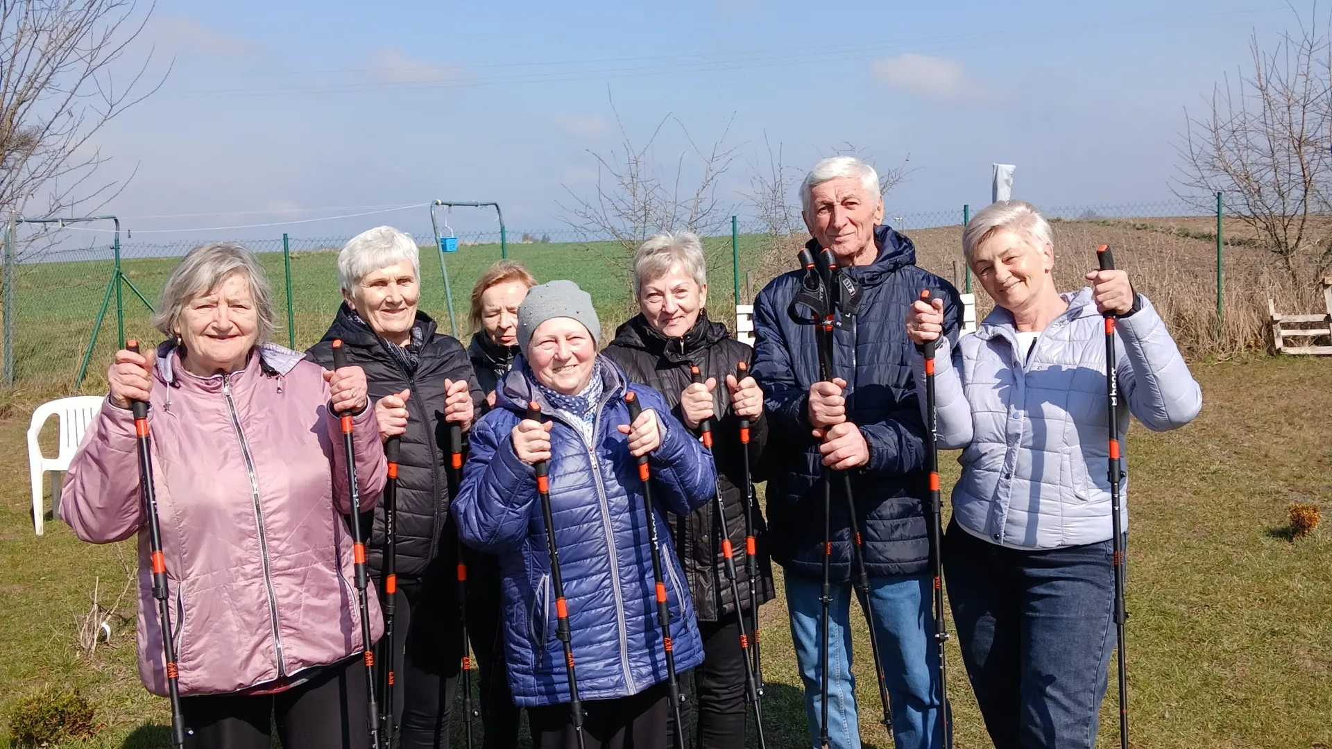 Zdjęcie grupowe uczestników zajęć nordic walking w klubie seniora w Zimnowodzie.