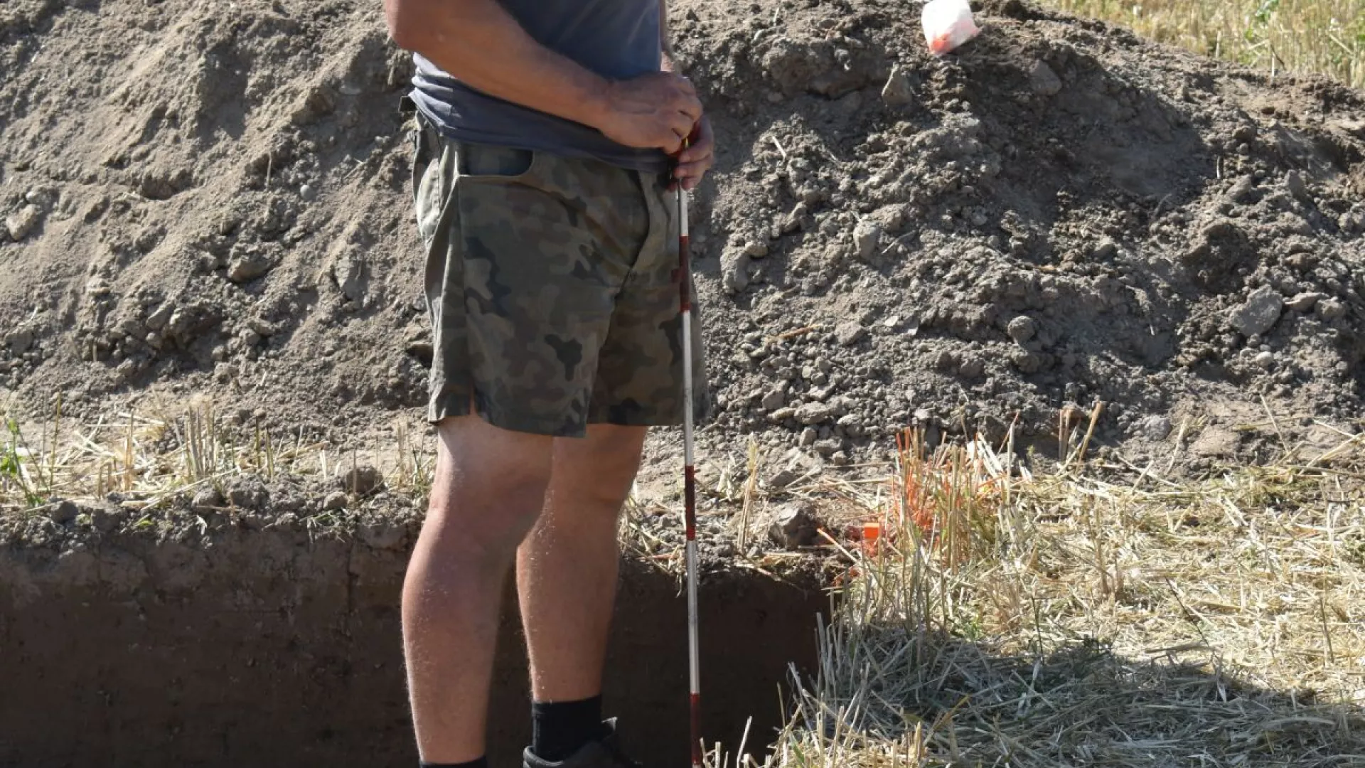 Profesor Lech Marek z Uniwersytetu Wrocławskiego, który kieruje badaniami wykopaliskowymi w Parzymiechach, przy wykonywaniu precyzyjnych pomiarów lokalizacji wykopów i znalezisk.
