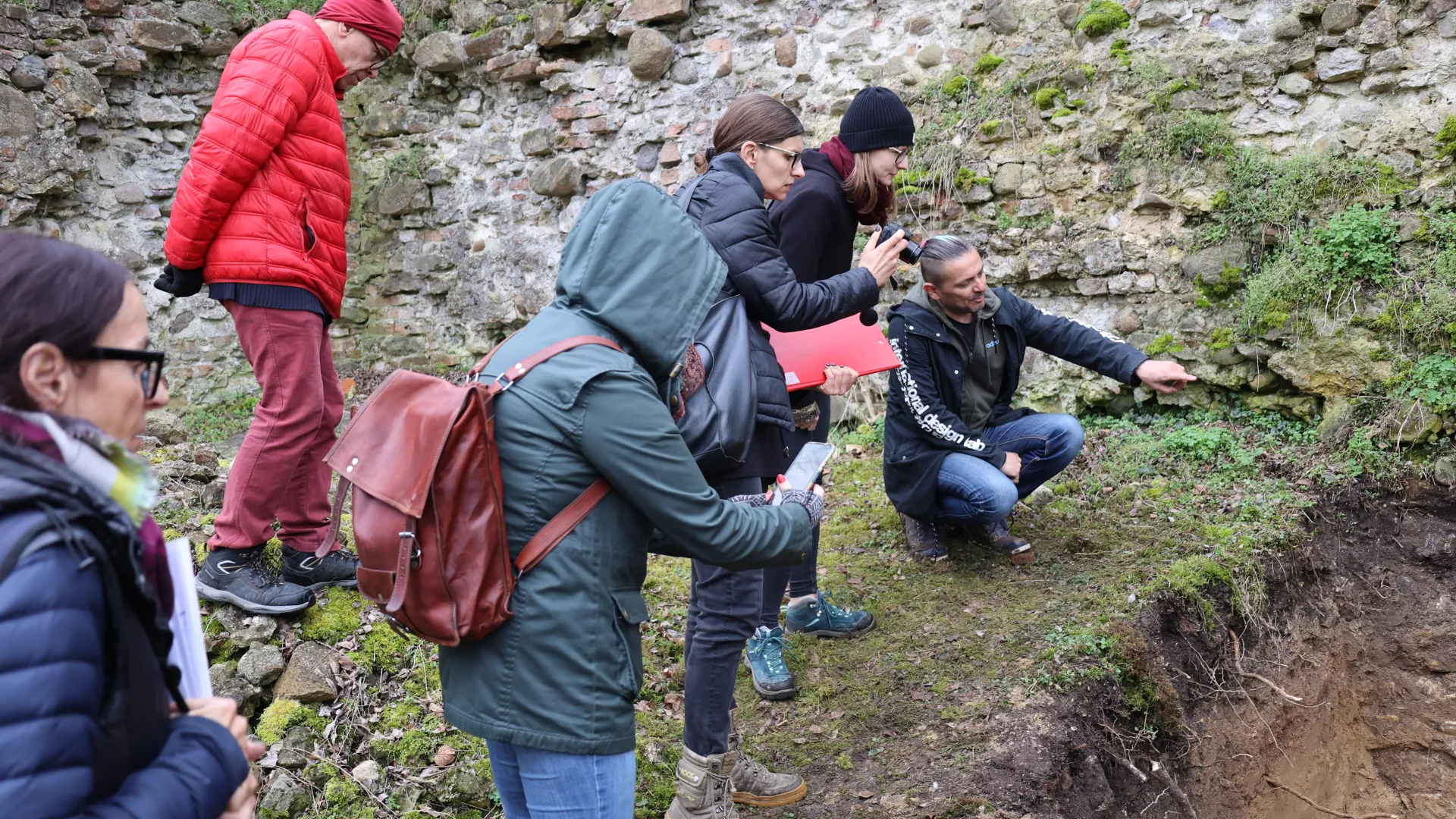 Uczestnicy badań omawiają i dokumentują ich przebieg.