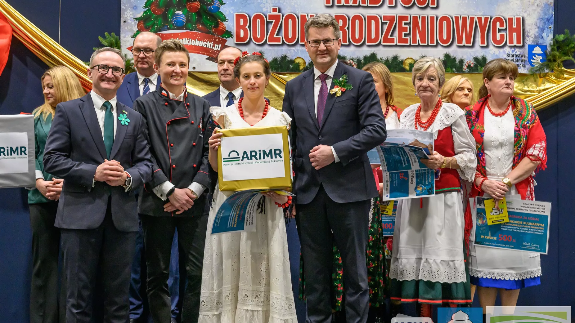 KGW Stanisławów odbiera nagrodę w konkursie na potrawę z ryb.