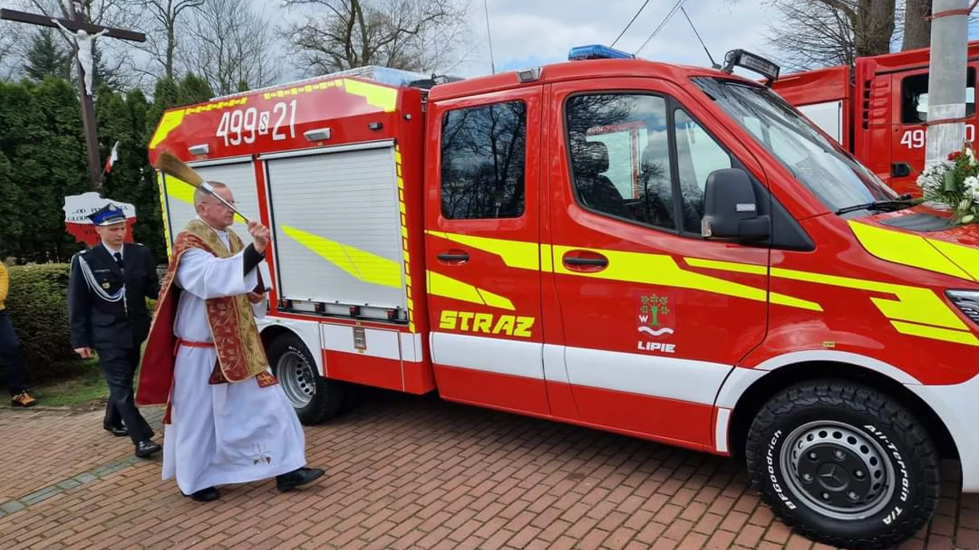 poświęcenie przez Ks. Henryka Duszę nowego samochodu strażackiego 