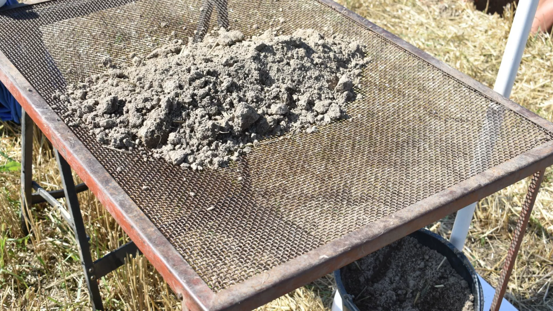 Dokładne przesiewanie ziemi wydobytej z wykopów sprawia, że nawet małe przedmioty nie zostaną przypadkowo przeoczone.