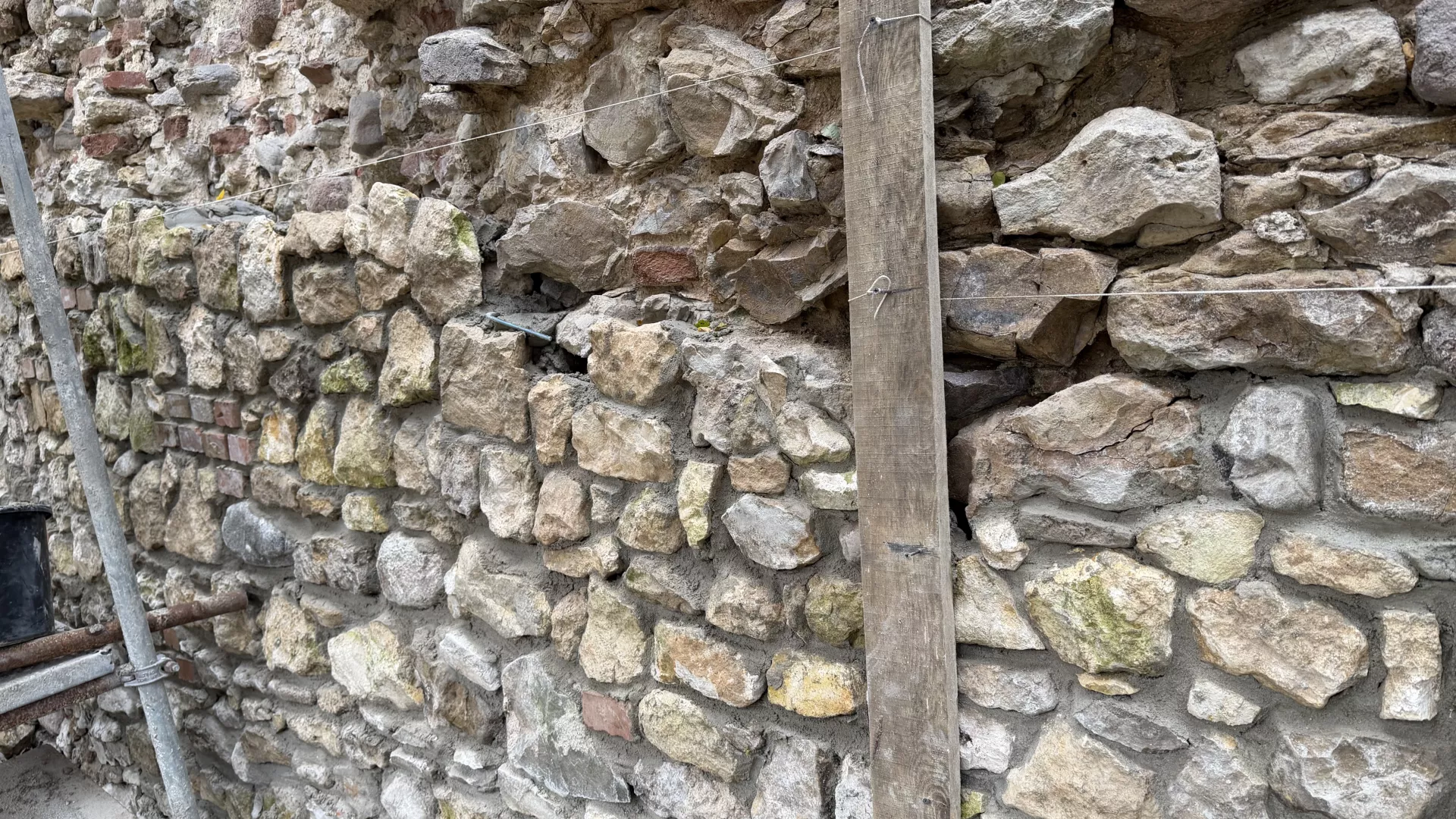 Prace przy wałach zamku w Dankowie