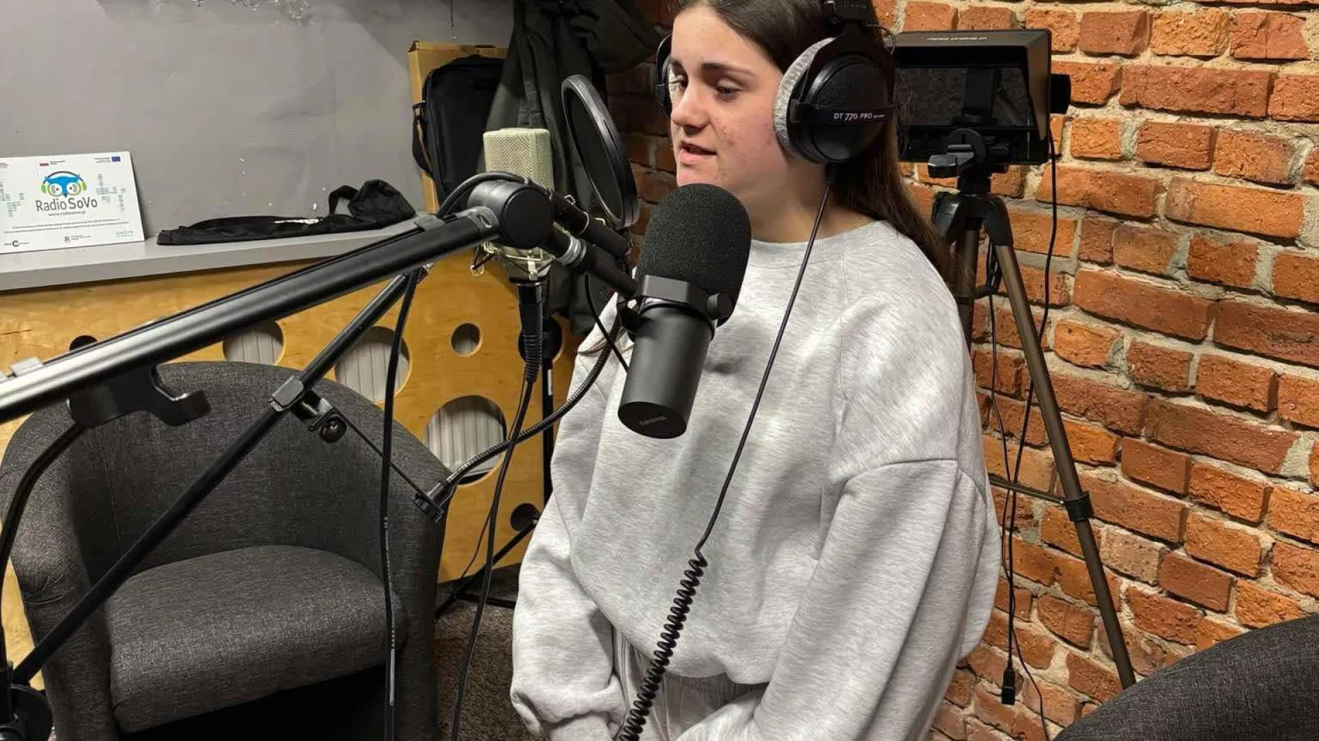 Konstancja Drab podczas zajęć muzycznych. Zdjęcie z profilu ZSP Parzymiechy na Facebooku.