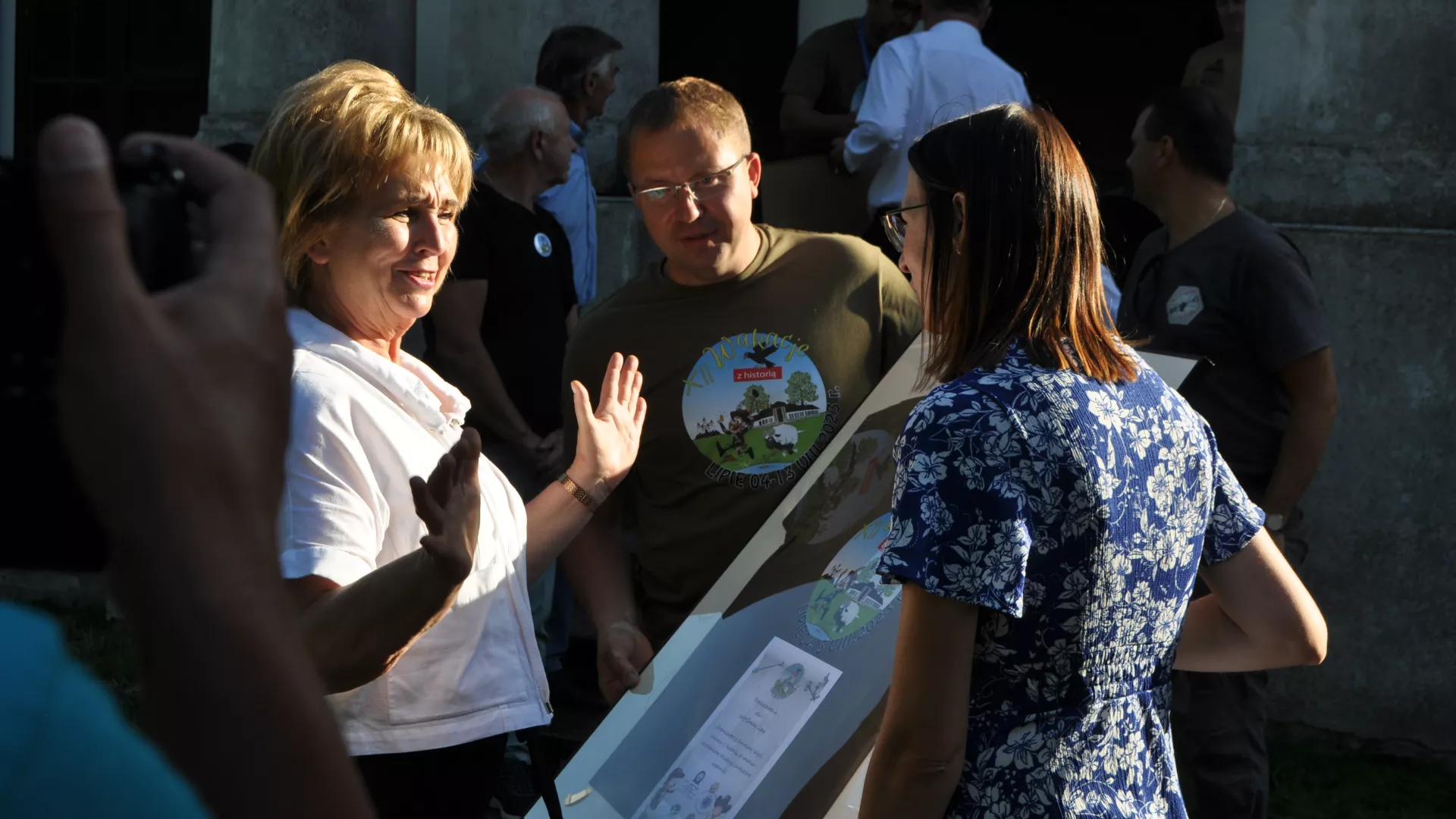 Wójt Gminy Lipie odbiera od organizatorów podziękowania za honorowy patronat nad wydarzeniem.
