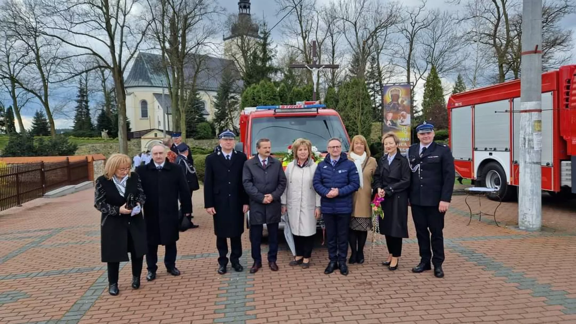 Zaproszeni goście oraz strażacy z OSP Lipie na tle nowego samochodu