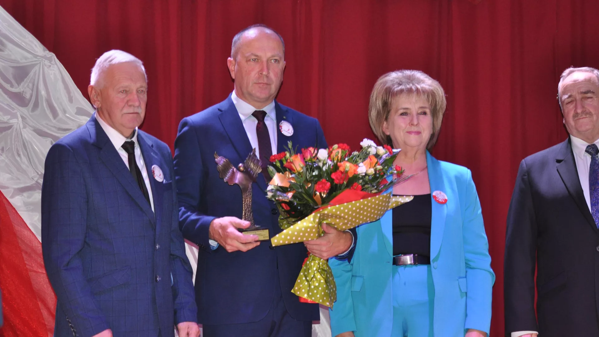 Henryk Kiepura z wyróżnieniem za zasługi dla Gminy Lipie, w asyście wręczających wyróżnienie.