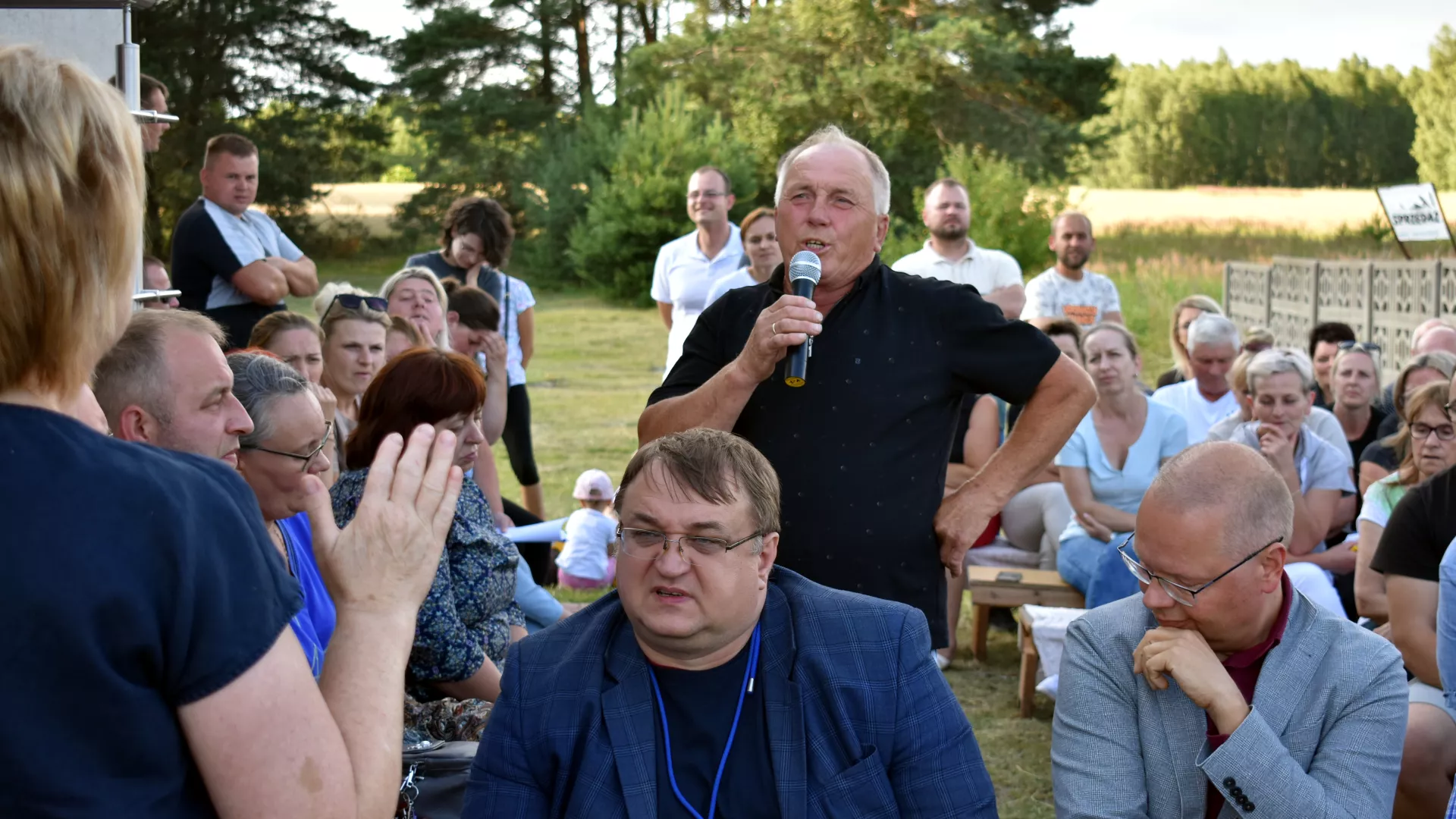 Podczas zebrania wiejskiego głos zabiera jeden z mieszkańców.