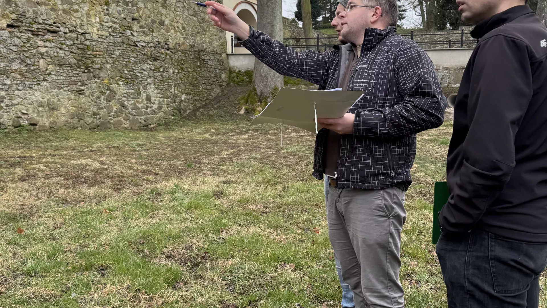 Specjaliści z różnych dziedzin analizują stan murów zamkowych.