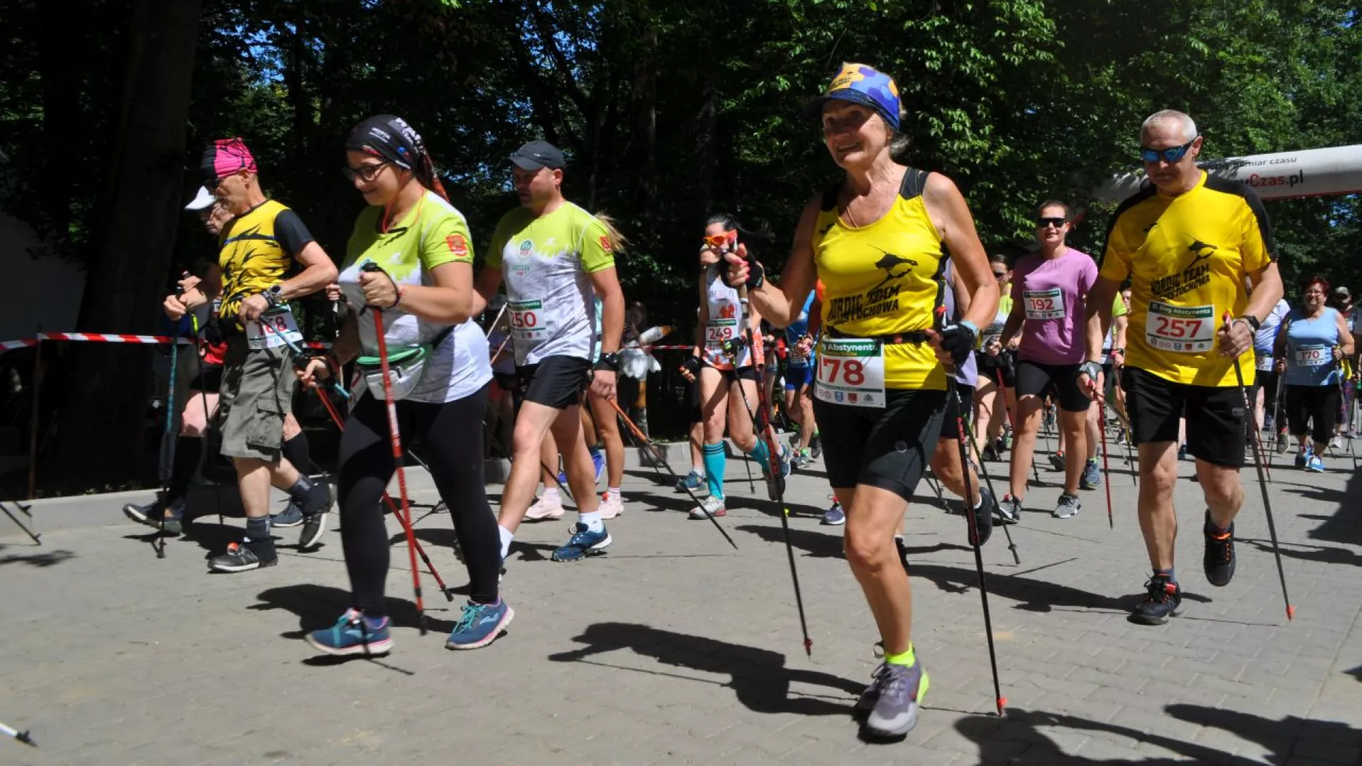 Start uczestników nordic walking na dystansie 5 km.