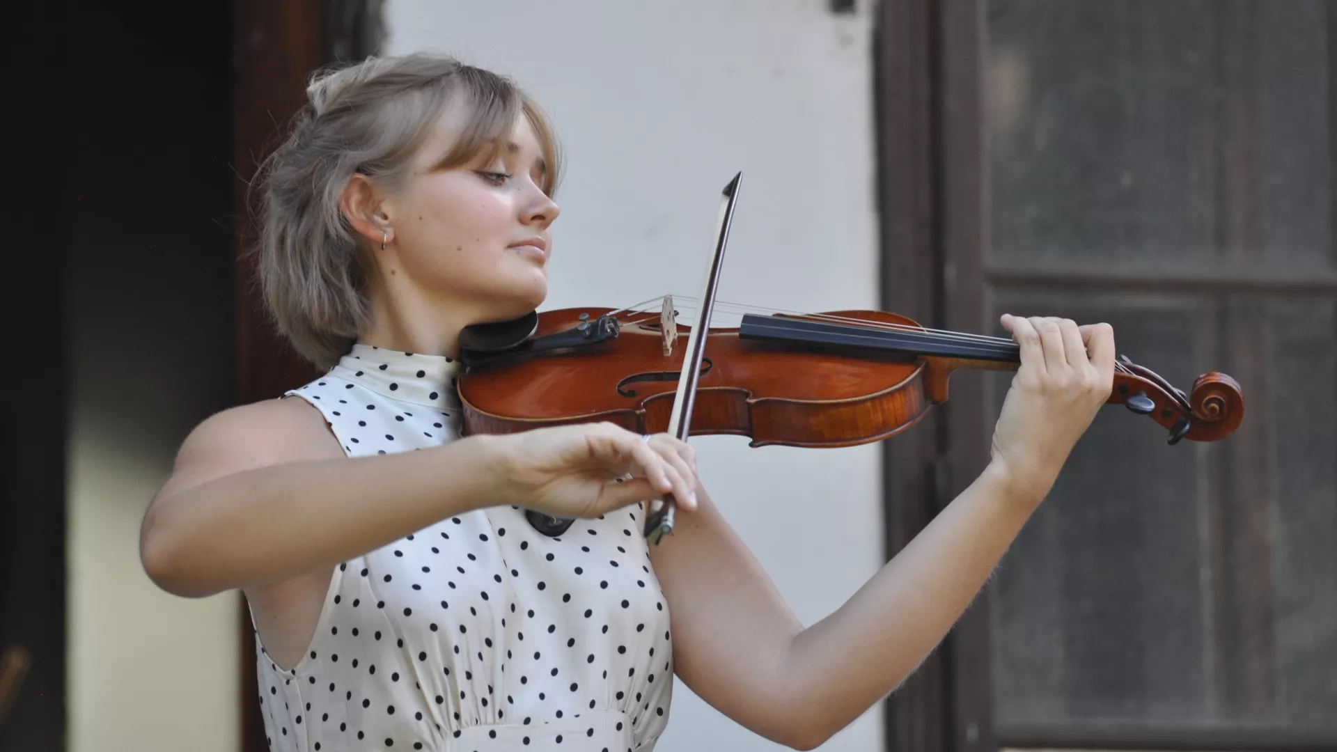 Występ artystyczny skrzypaczki przed dworkiem w Lipiu.