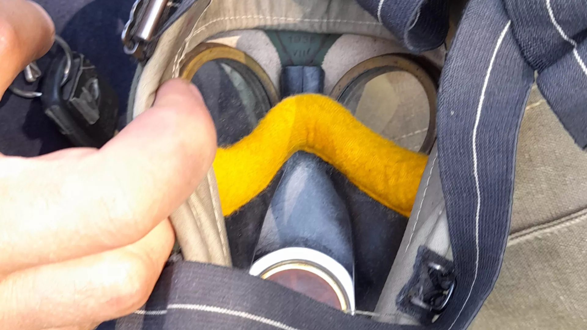 Prof. Lech Marek demonstruje zwiększające komfort użytkowania miękkie podkładki wewnątrz nieużywanej maski – takiej samej, jak ta, której relikty znaleziono w Parzymiechach.