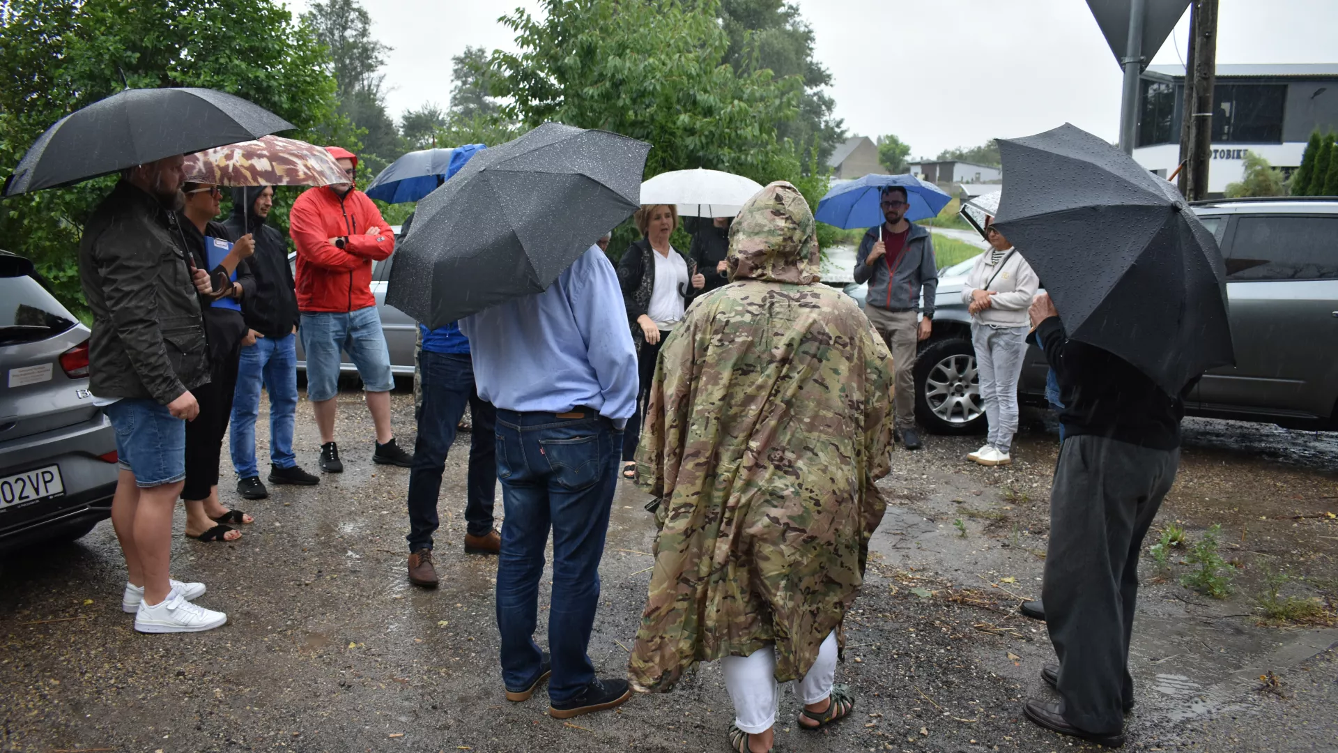 Stojący w kręgu uczestnicy spotkanie z przedstawicielami GDDKiA w Parzymiechach.