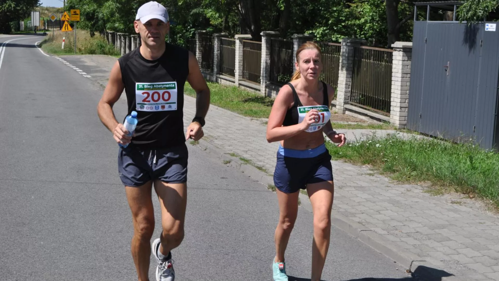Biegacze na trasie biegu głównego na ulicy w Parzymiechach.