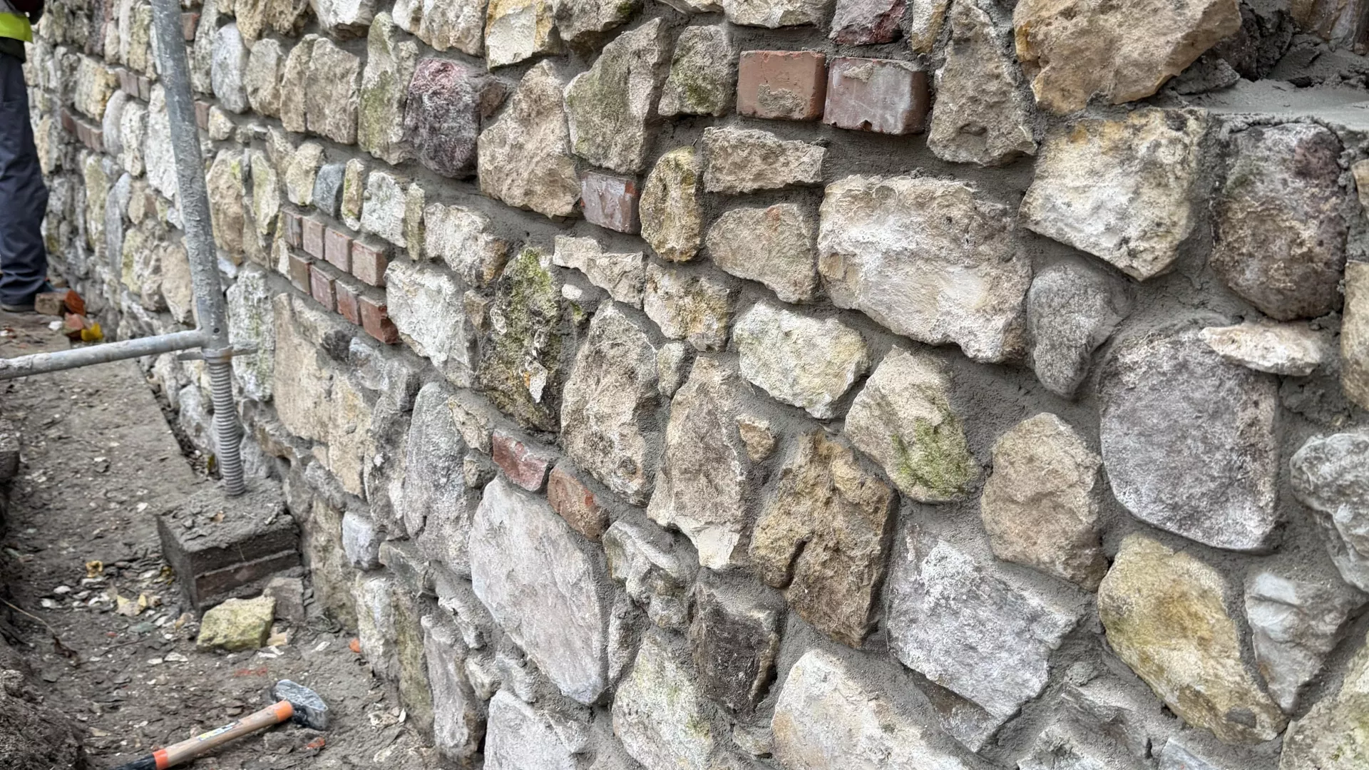 Prace przy wałach zamku w Dankowie