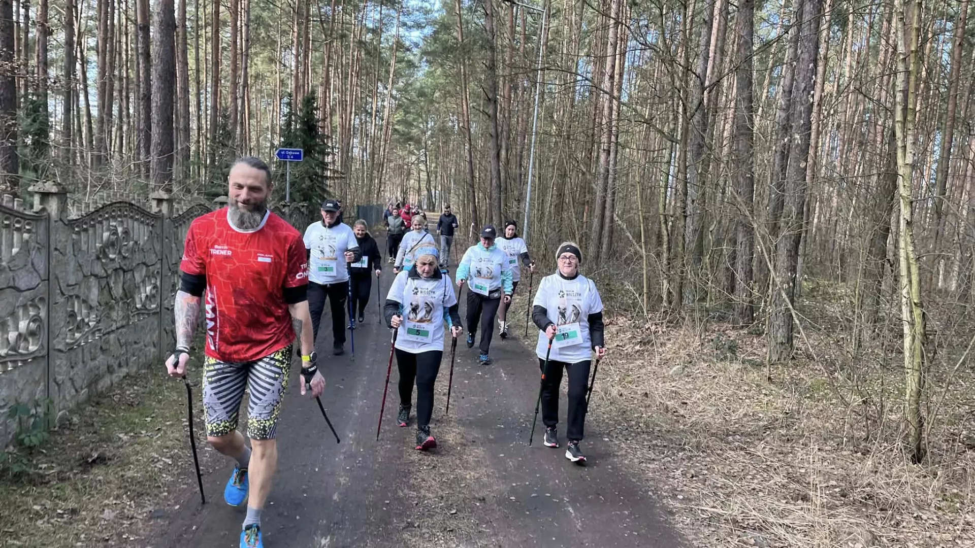 Uczestnicy marszu nordic walking na trasie podczas wydarzenia