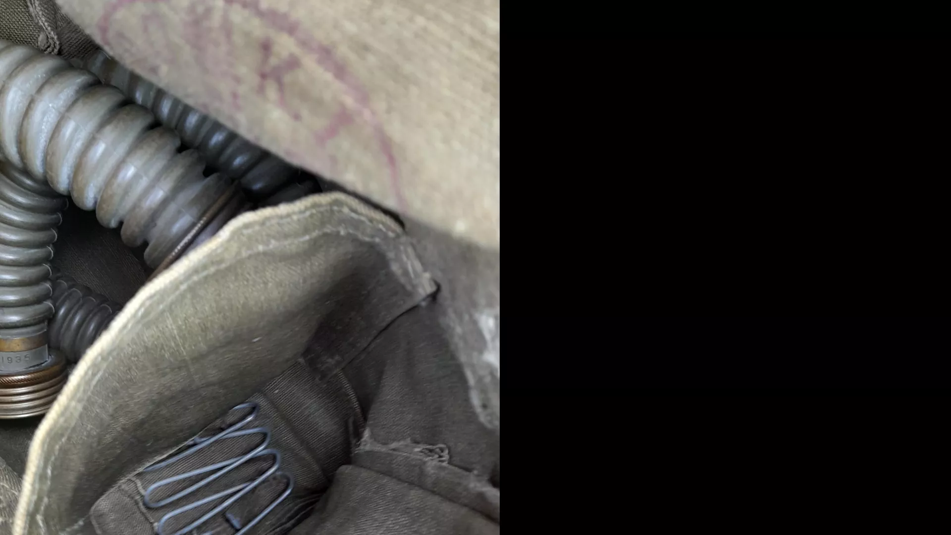 Sprężyna w torbie, umieszczona pod pochłaniaczem maski. Relikty takiej samej sprężyny znaleziono w wykopie w Parzymiechach.