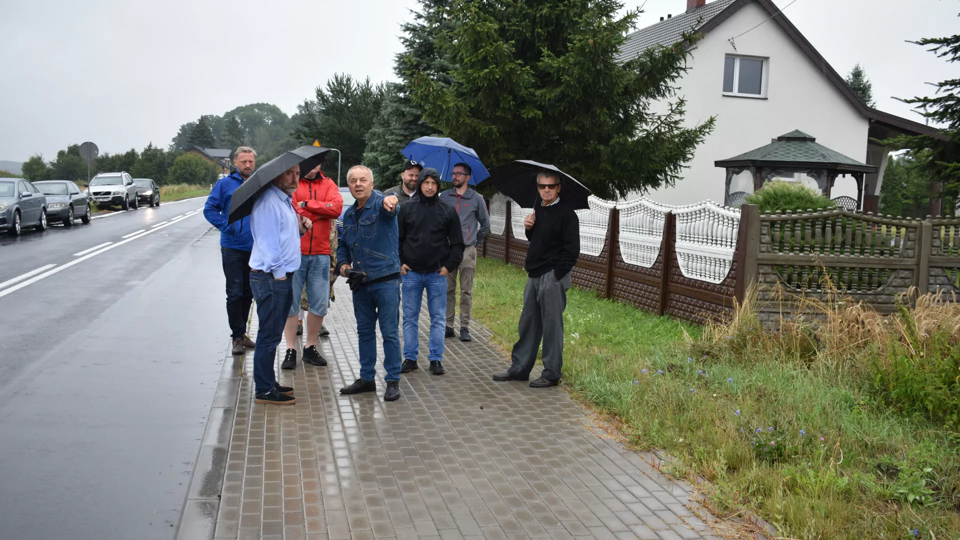 Mieszkańcy demonstrują przedstawicielowi GDDKiA jeden z dostrzeżonych problemów przy ulicy Wieluńskiej w Parzymiechach.