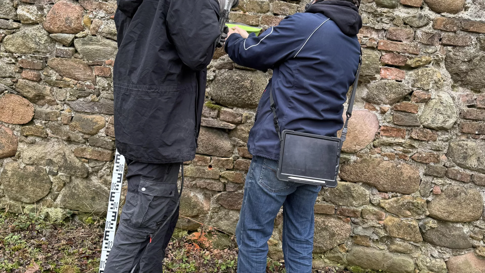 Pobieranie próbki materiałów z muru zamku.