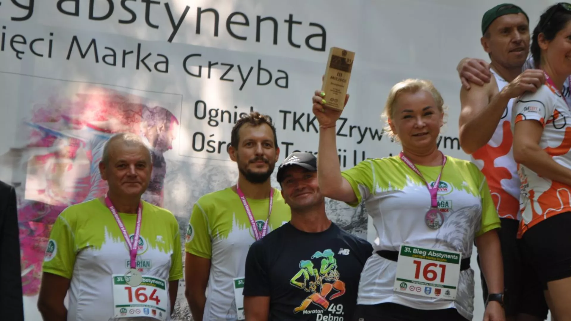 Drużyna Zryw Parzymiechy na stopniu podium rywalizacji drużynowej biegu głównego.