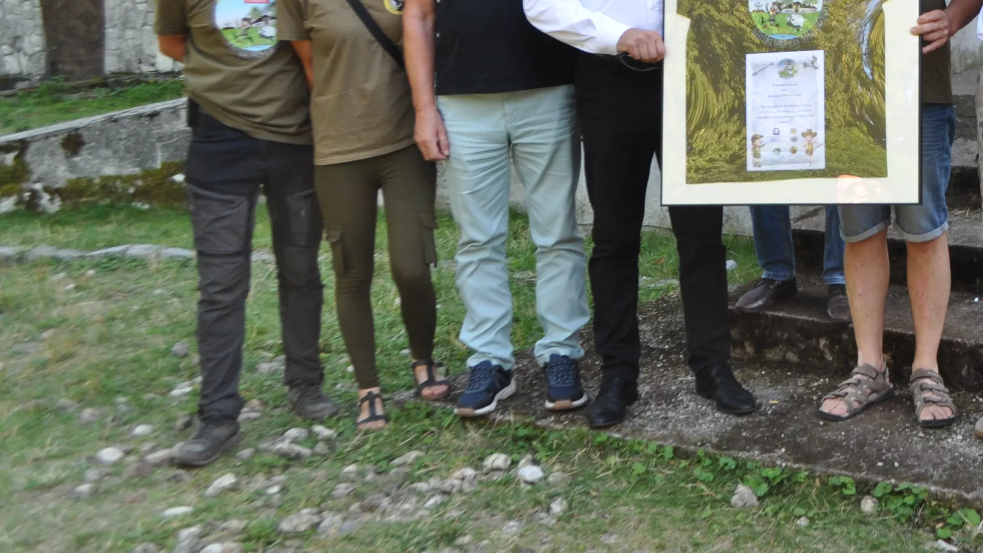 Zdjęcie organizatorów z honorowymi patronami i uczestnikami Wakacji z Historią przed dworkiem w Lipiu.