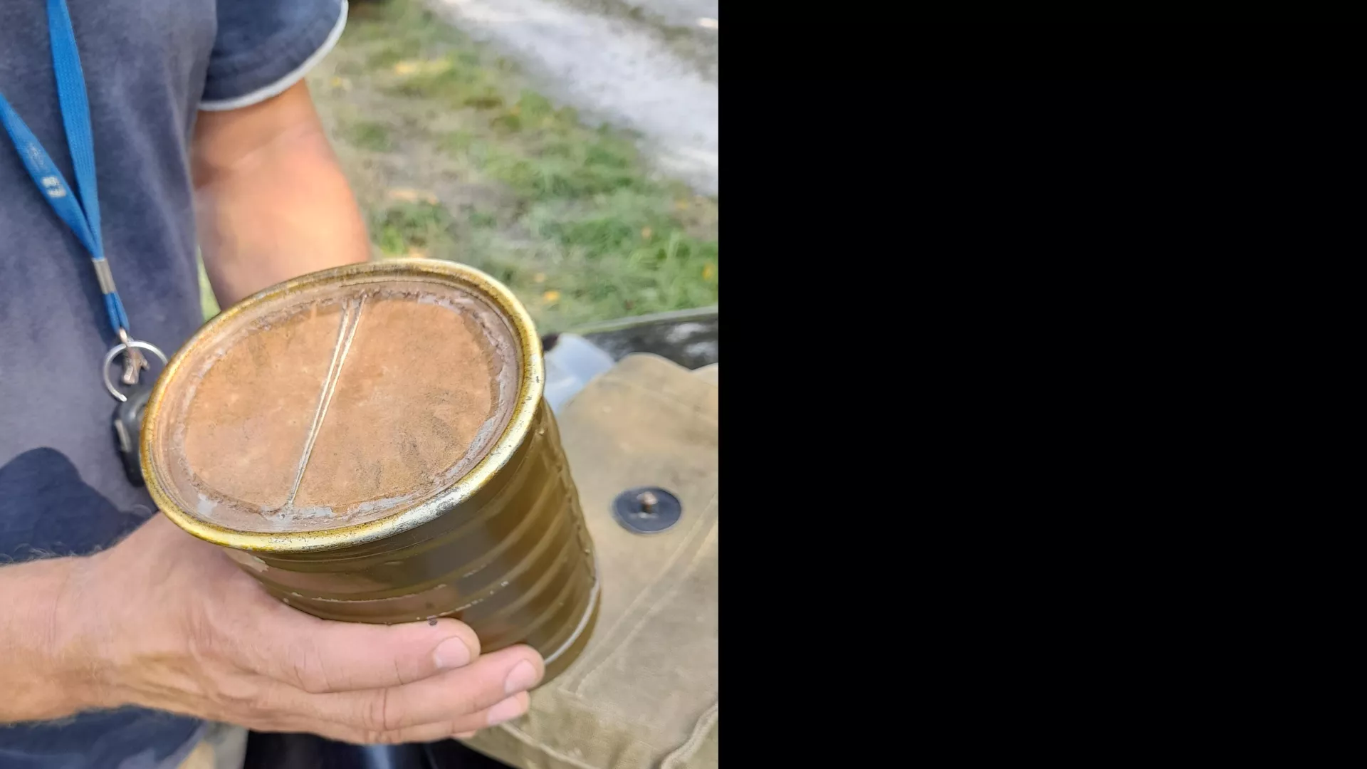 Nowoczesny pochłaniacz maski wz.32 w stanie nieużywanym.