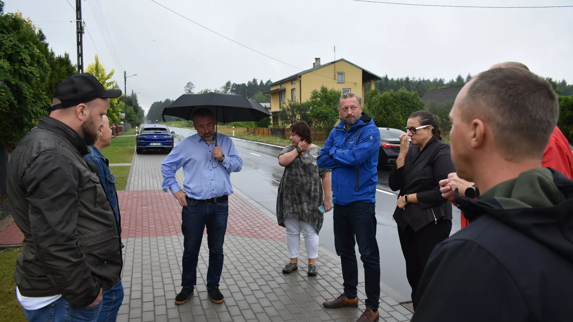 Przedstawiciel GDDKiA wypowiada się w obecności mieszkańców i pracowników urzędu gminy na temat przedstawionych mu problemów na ulicy Jaworskiej w Kleśniskach.