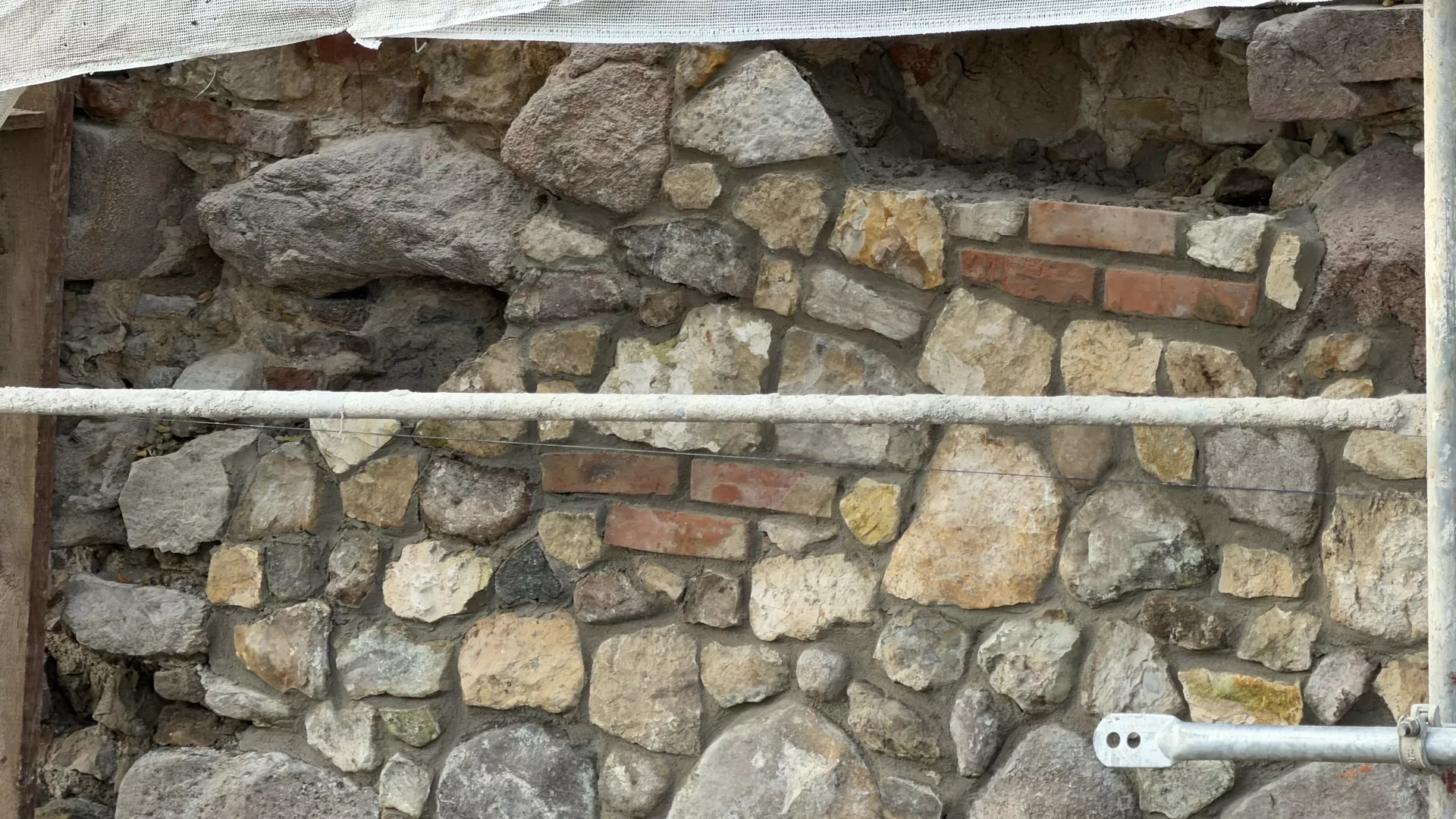 Prace przy wałach zamku w Dankowie