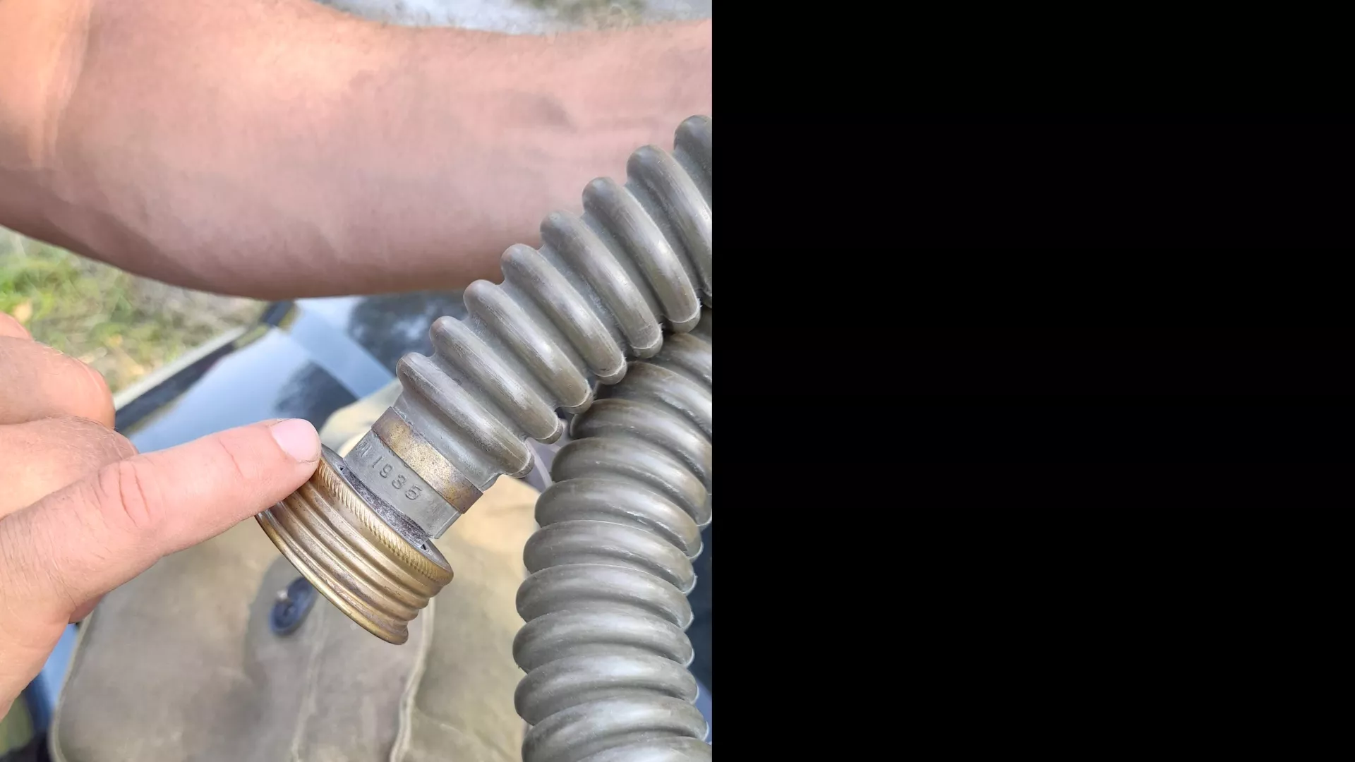 Data produkcji umieszczona przy końcówce przewodu nieużywanej maski. Archeolodzy liczą, że pieczołowita konserwacja maski odnalezionej w Parzymiechach pozwoli odkryć taką samą informację zachowaną także na jej wydobytym z ziemi przewodzie.