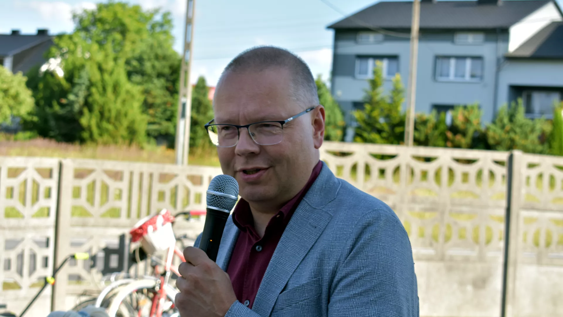 Wypowiada się ekspert zaproszony przez gminę.