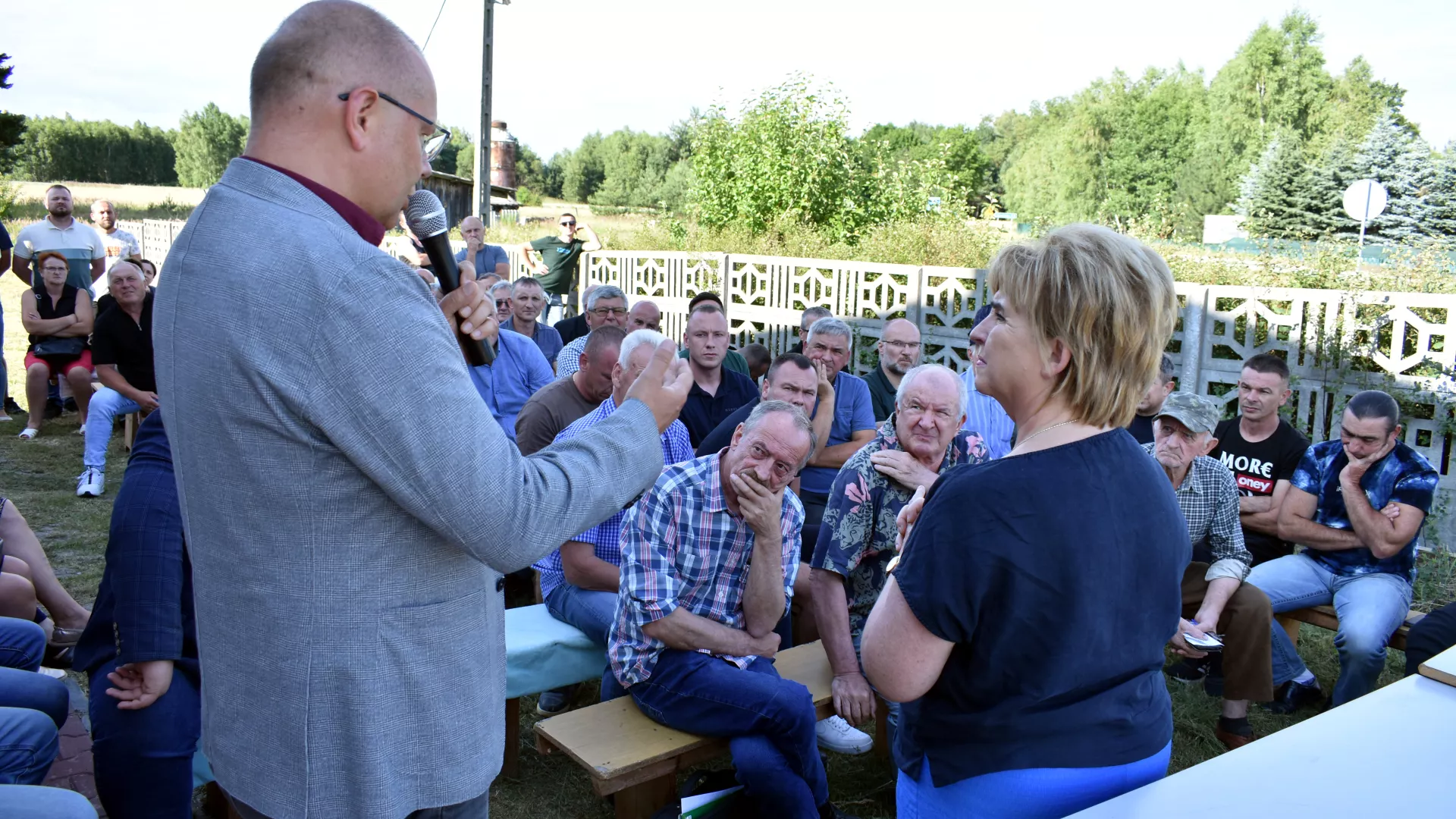 Ekspert w obecności wójt gminy przedstawia mieszkańcom istotę omawianego zagadnienia.