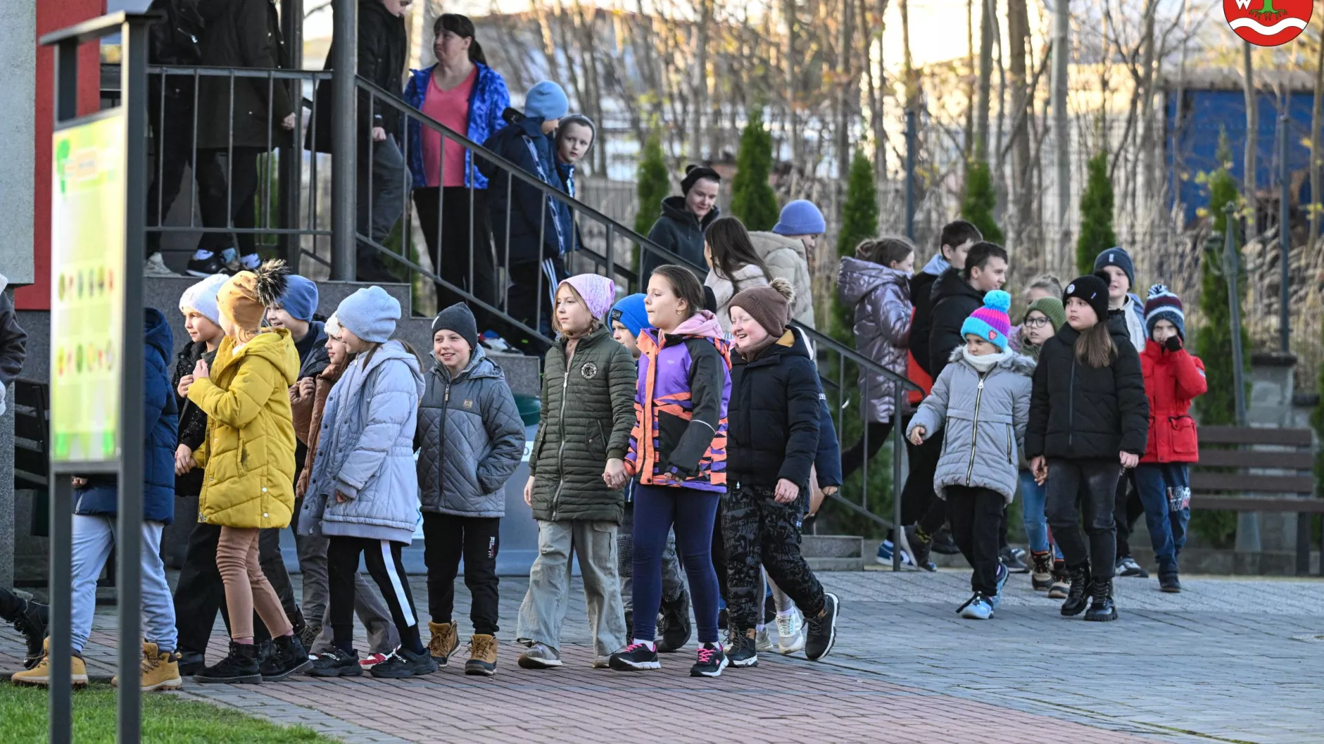 ewakuacja uczniow i nauczycieli z budynku szkoły