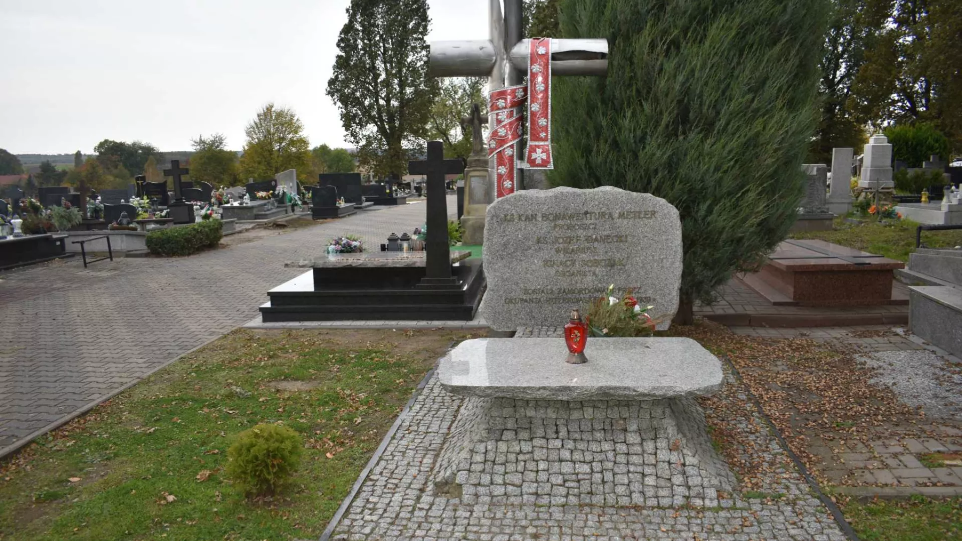 Zdjecie grobu zbiorowego wojennego ks. kan. Bonawentury Metlera po wyczyszczeniu krzyża i założeniu stuły