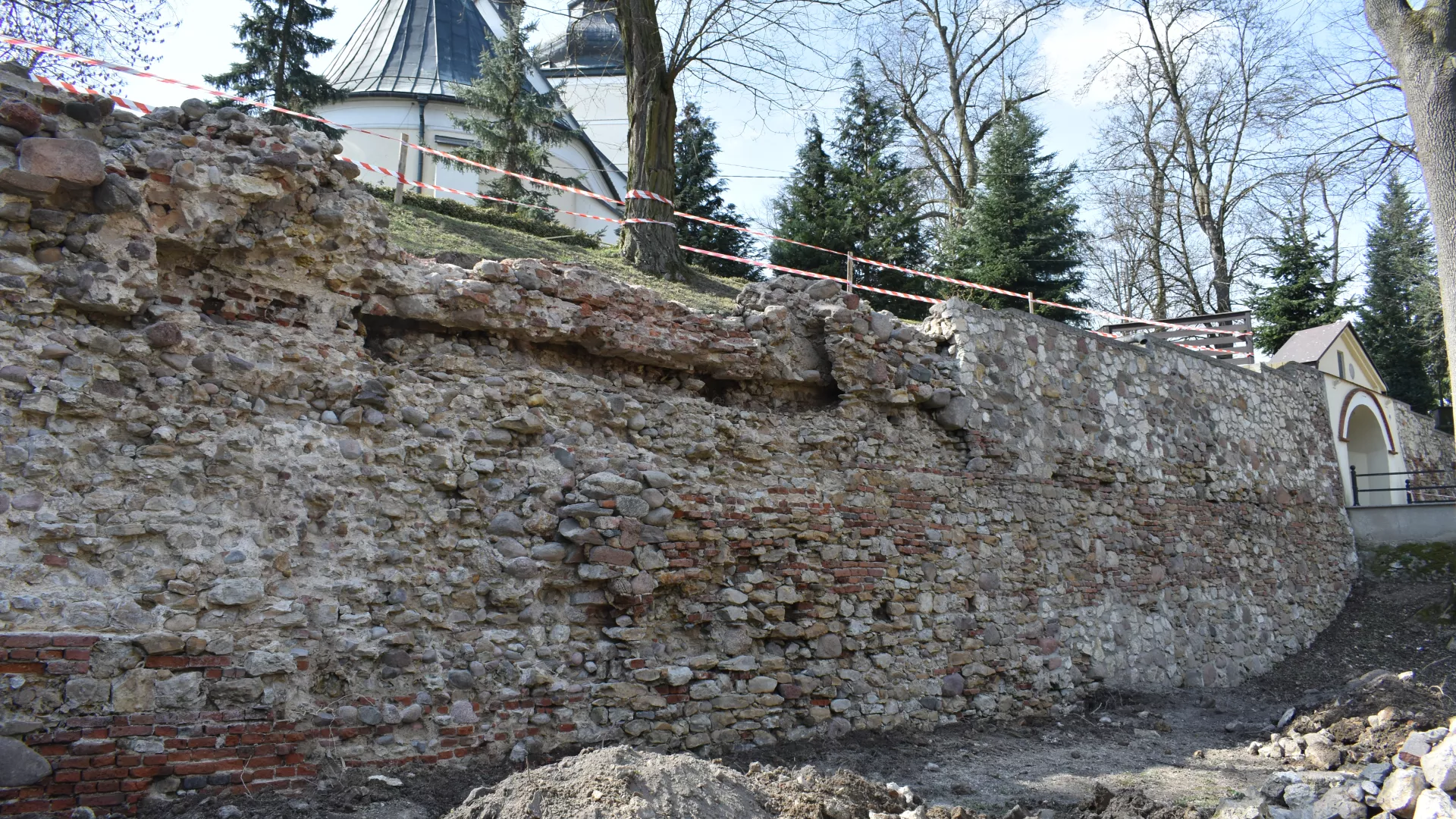 zamkowe mury z czasów średniowiecznych