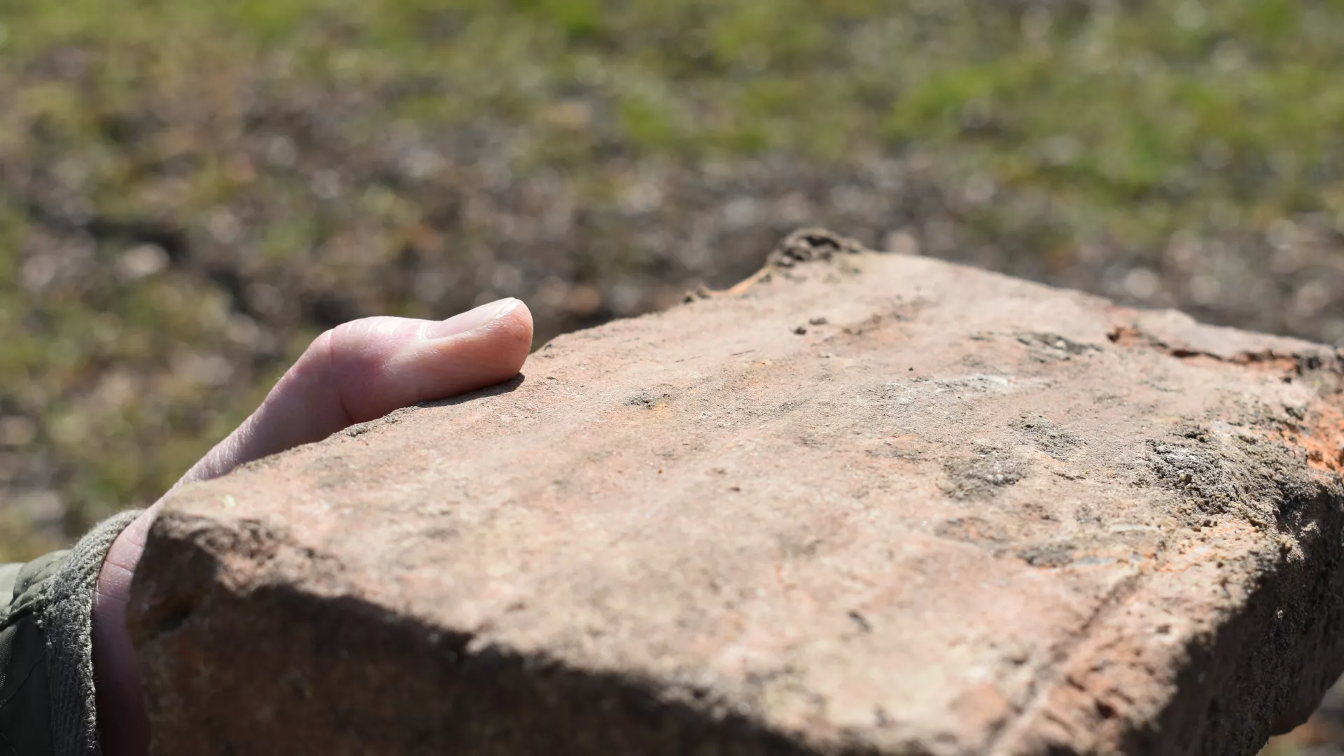 Średniowieczna cegła - palcówka