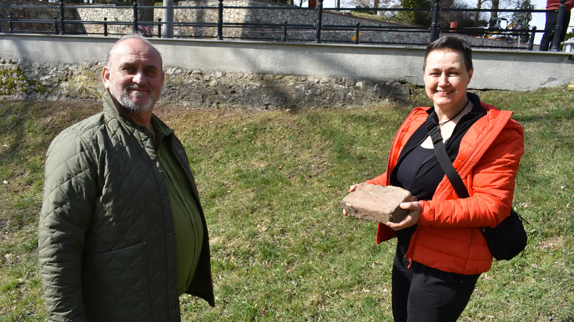 Średniowieczna cegła - palcówka